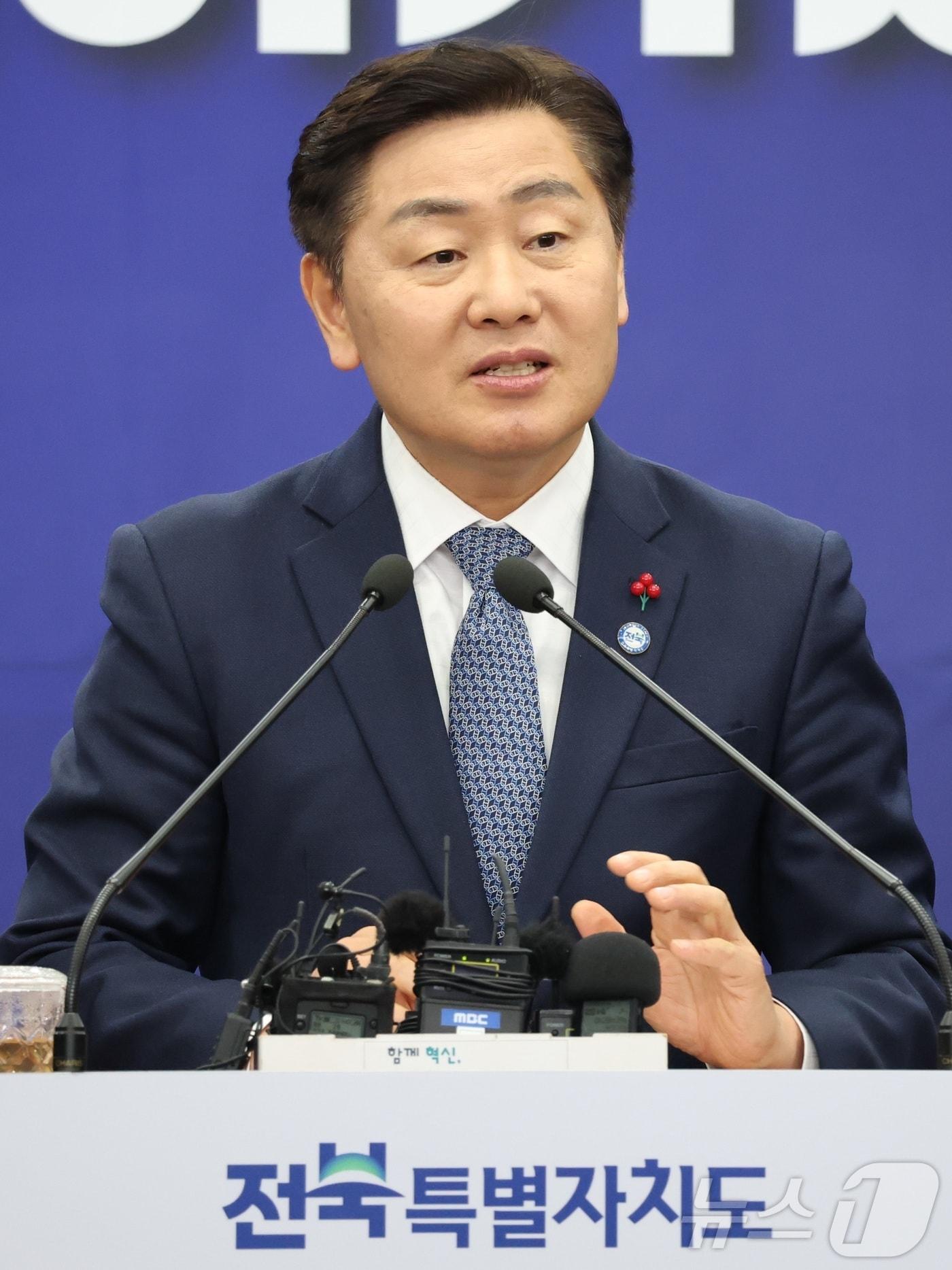 본문 이미지 - 김관영 전북특별자치도지사가 5일 전북 전주시 전북도청에서 기자회견을 열고 2026년도 도정 운영 방향을 밝히고 있다. 2026.1.5/뉴스1 ⓒ News1 유경석 기자