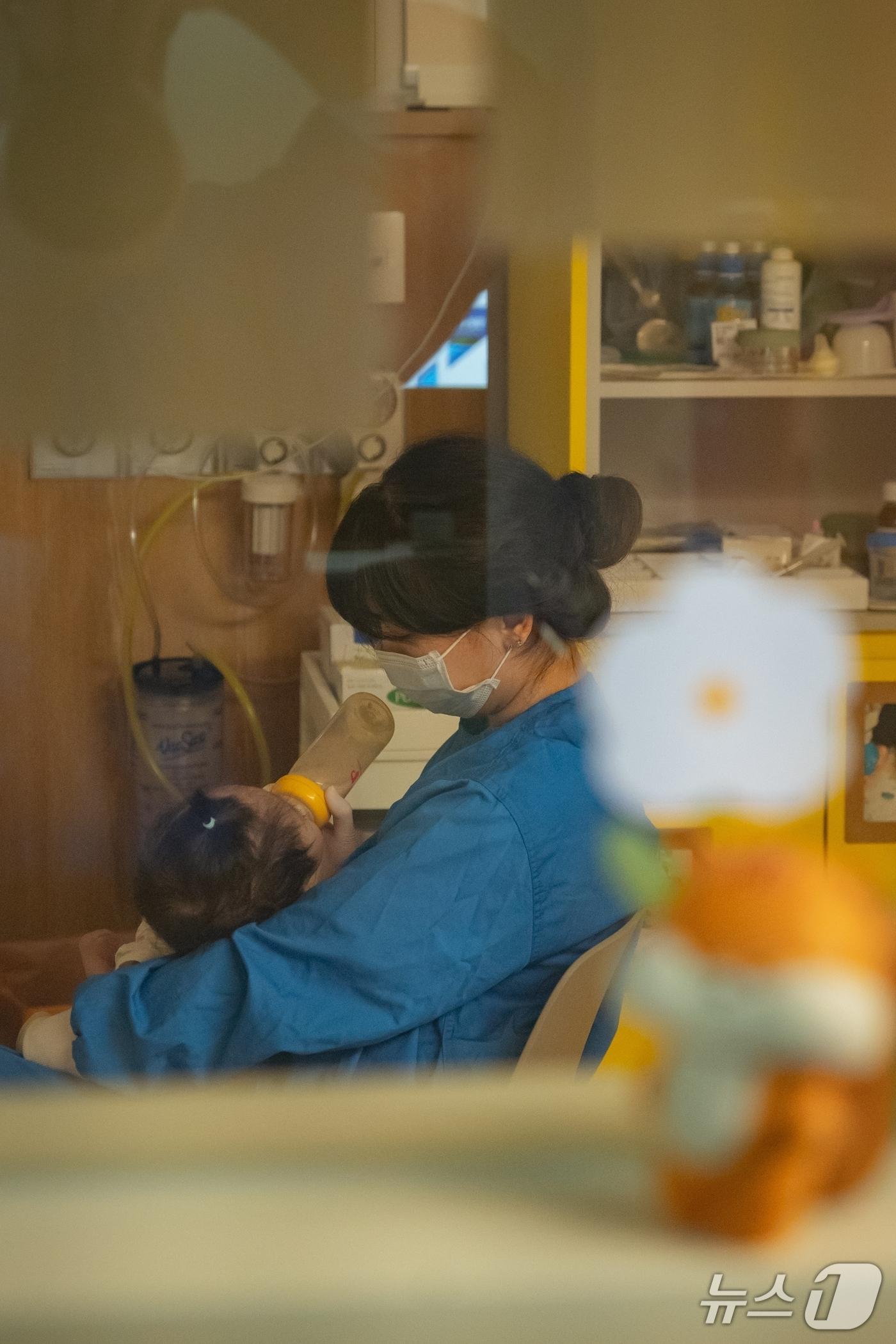 본문 이미지 - 도토리하우스에서 의료진이 중증소아 환자를 돌보고 있는 모습.(서울대병원 제공)