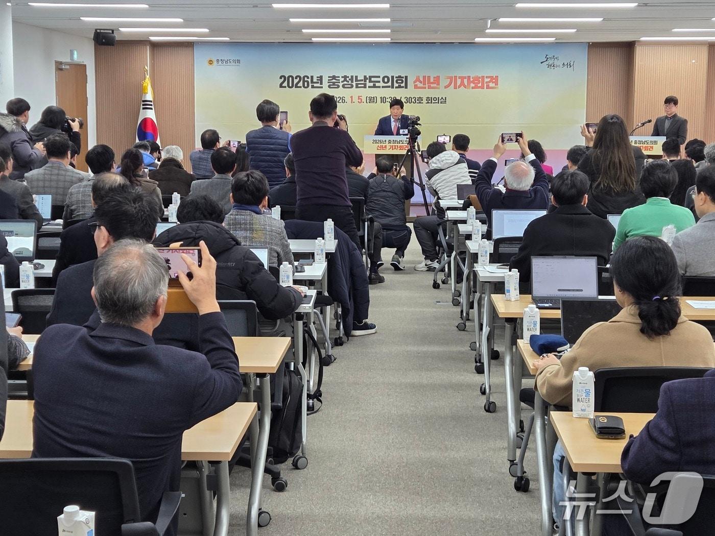 본문 이미지 - 홍성현 충남도의회 의장이 도의회 대회의실에서 신년 기자회견을 하고 있다.2025.1.5/뉴스1