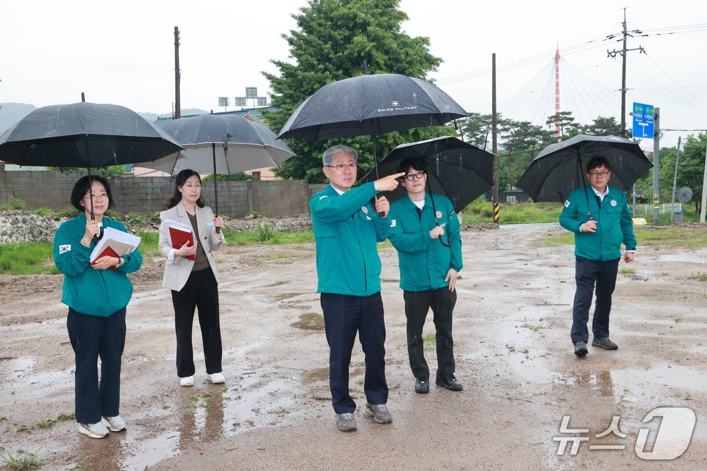 지난해 8월 의령 유스호스텔 공사 현장을 점검하고 있는 오태완 군수.(의령군 제공. 재판매 및 DB금지)
