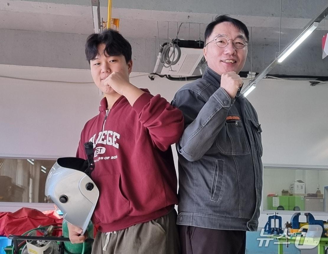 본문 이미지 - 김연우 학생(왼쪽)과 이동배 지도교수(대학 제공. 재판매 및 DB금지).