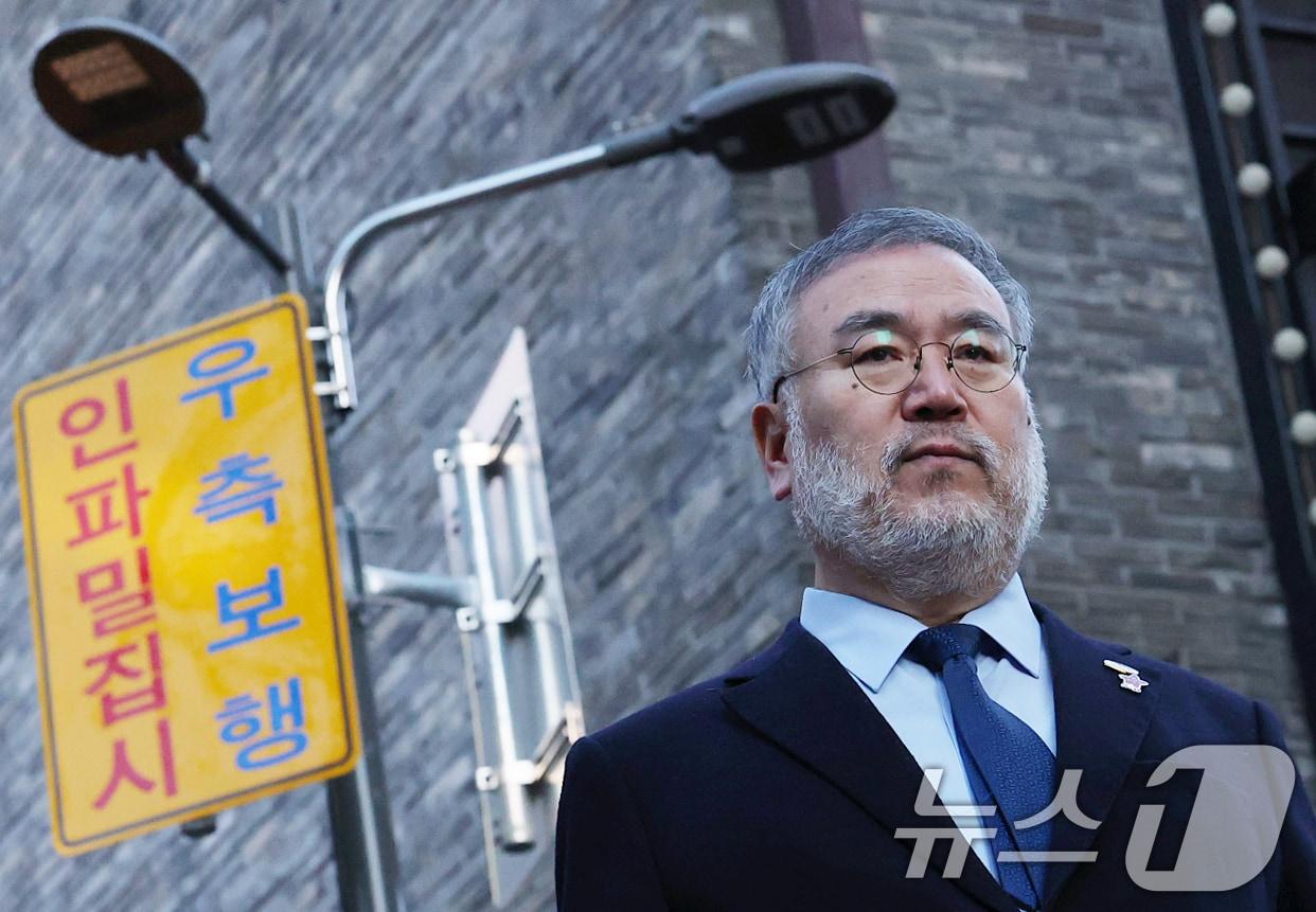 본문 이미지 - 10.29이태원참사 특별조사위원회 송기춘 위원장이 5일 오전 서울 용산구 이태원역 1번 출구 골목 '10.29 기억과 안전의 길'을 찾아 현장을 둘러보고 있다. 2026.1.5/뉴스1 ⓒ News1 오대일 기자