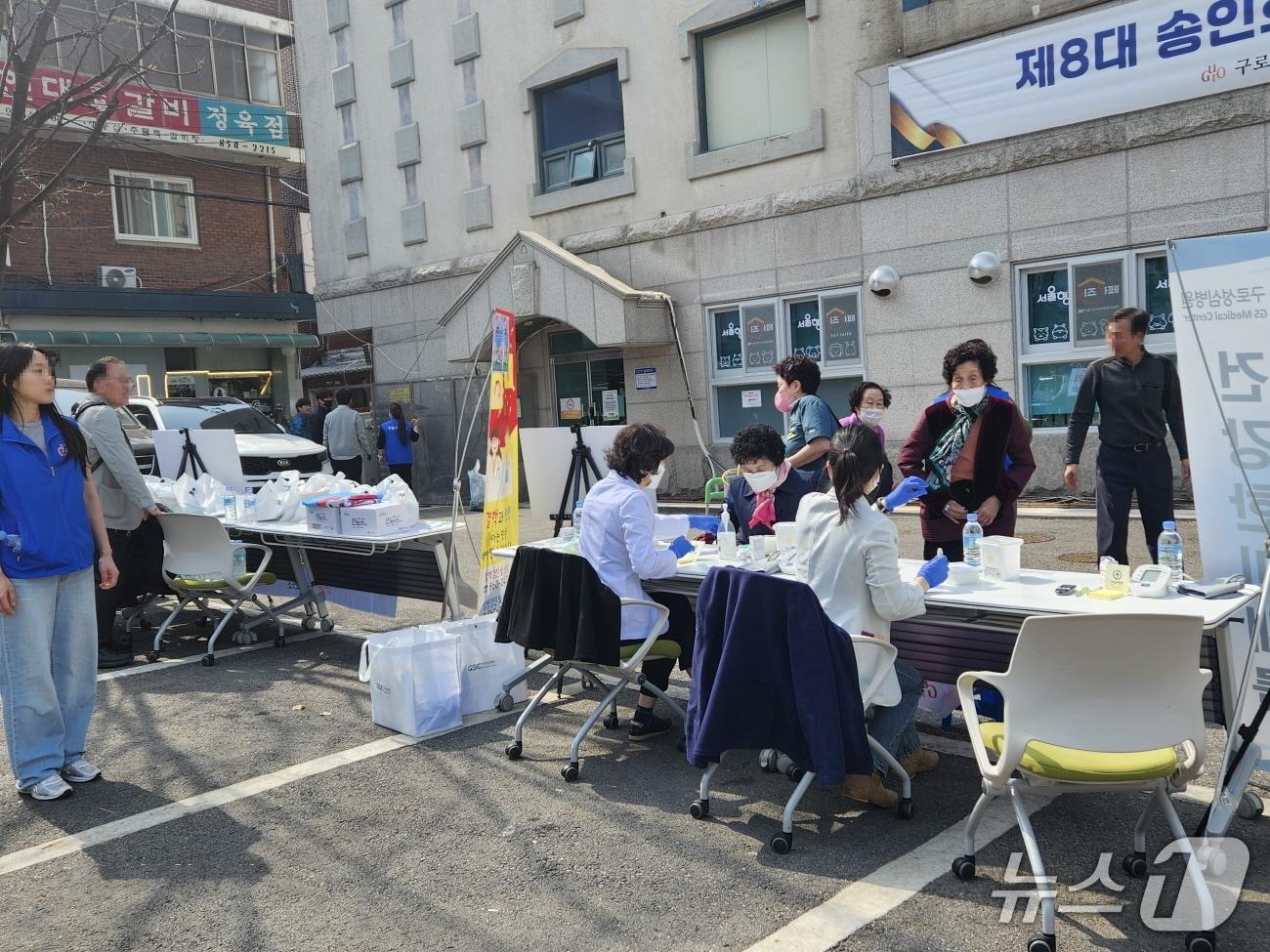 본문 이미지 - 어르신들이 잠복결핵감염 검사를 받고 있다.(구로구 제공)