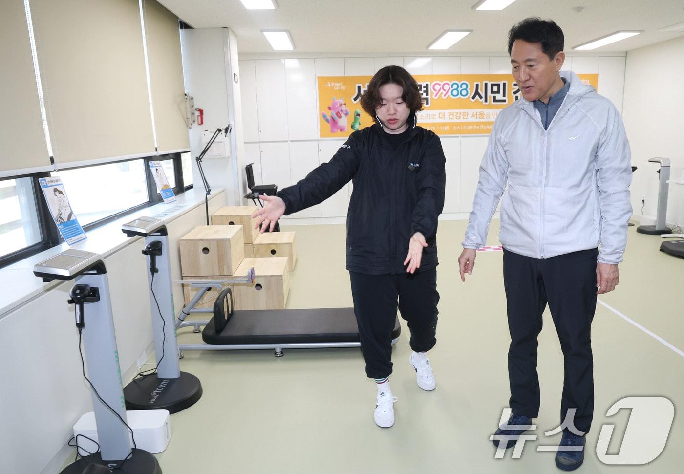 본문 이미지 - 오세훈 서울시장이 서울 서대문구보건소 체력인증센터에서 가진 서울체력9988 시민 간담회에 앞서 시설을 둘러보고 있다. 2026.1.5/뉴스1 ⓒ News1 이광호 기자