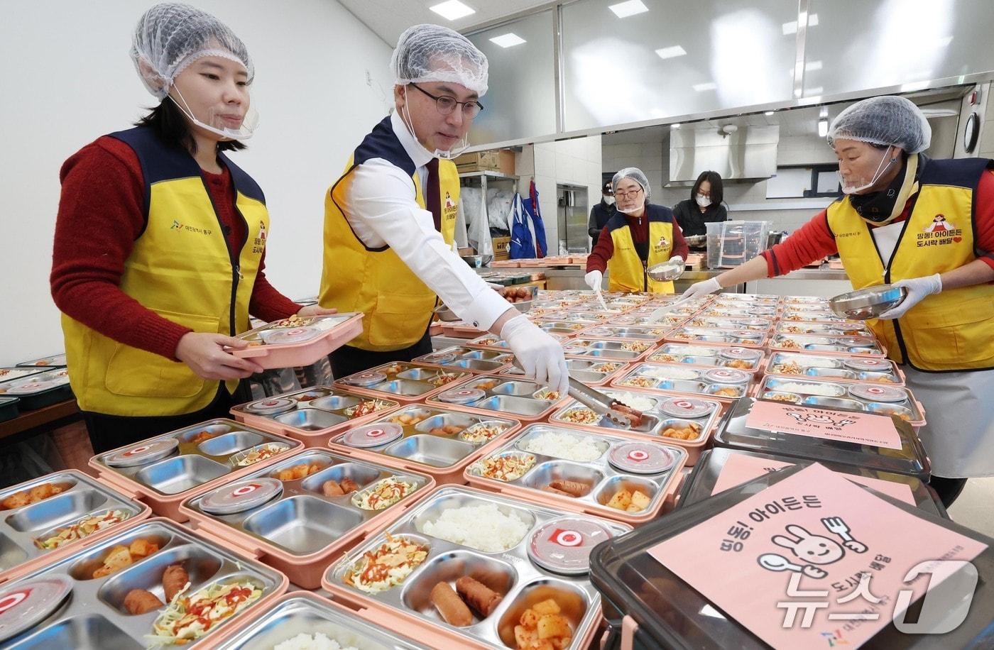 띵동 도시락 제작하는 박희조 동구청장. (대전 동구청 제공. 재판매 및 DB금지) 2026.1.5/뉴스1