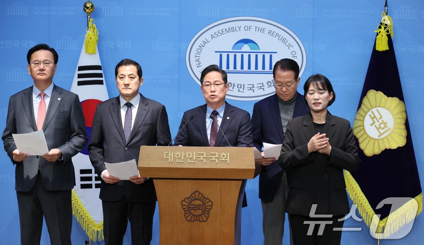 박수영 의원을 비롯한 재정경제기획위원회 소속 국민의힘 의원들이 5일 서울 여의도 국회 소통관에서 이혜훈 기획예산처 장관 후보자의 인사청문회를 이틀 동안 진행할 것을 촉구하고 있다. ⓒ News1 신웅수 기자