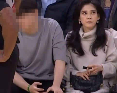 본문 이미지 - 이부진 호텔신라 사장이 미국 NBA 경기를 관전하는 모습이 포착됐다.(중계화면캡처. 온라인 커뮤니티)