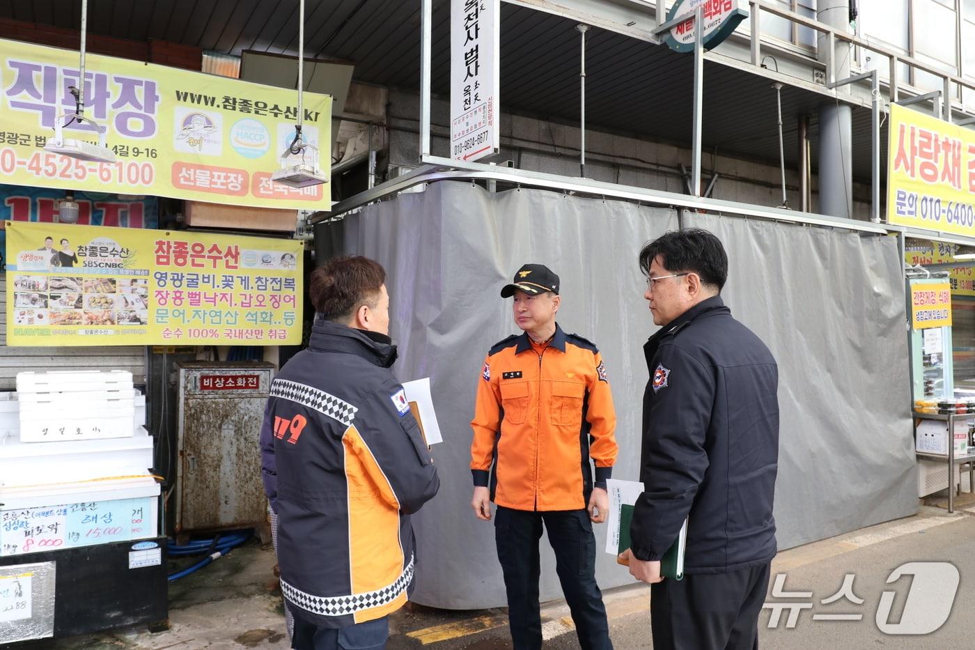 5일 제22대 조혁환 광주 북부소방서장이 취임식 대신 전통시장 현장 점검으로 공식 업무를 시작하고 있다.(광주 북부소방 제공. 재판매 및 DB 금지)