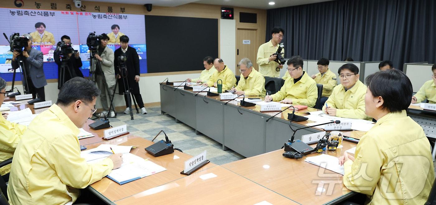 본문 이미지 - 송미령 농림축산식품부 장관이 5일 세종시 정부세종청사 농림축산식품부 상황실에서 열린 고병원성 AI 중앙사고수습본부 회의를 주재하며 조류인플루엔자 발생에 따른 추가 확산 방지를 위해 관계부처와 방역상황을 점검하고 대책을 논의하고 있다. ⓒ News1 김기남 기자