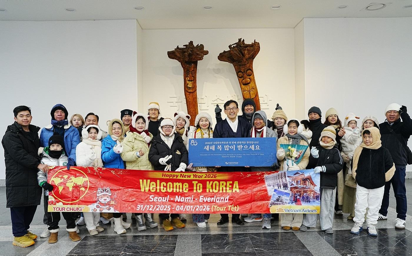 2026년 새해 외국인 관람객 단체 기념사진(국립민속박물관 제공)