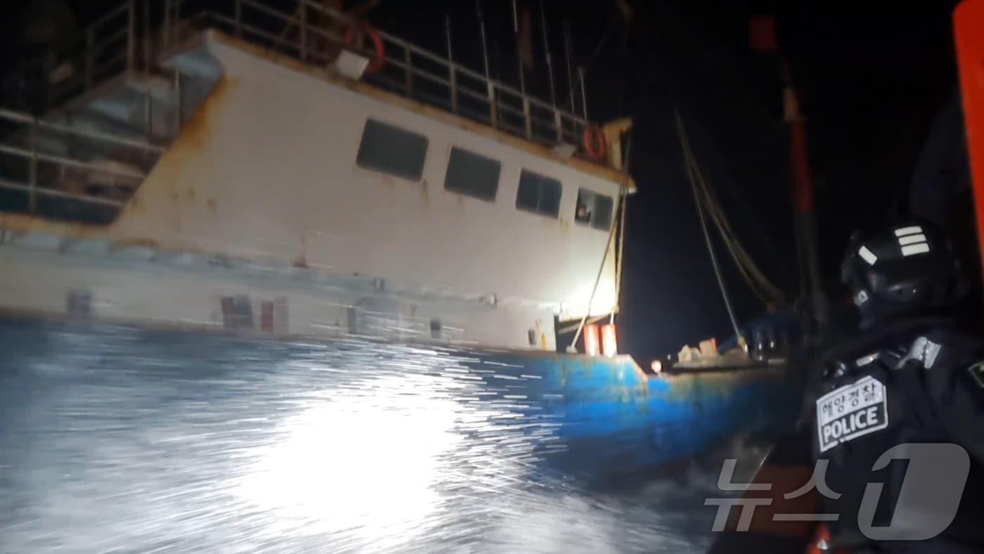 전남 신안 해상에서 무허가 어업활동을 한 중국어선을 쫓는 목포해경. (해경 제공. 재판매 및 DB 금지) 