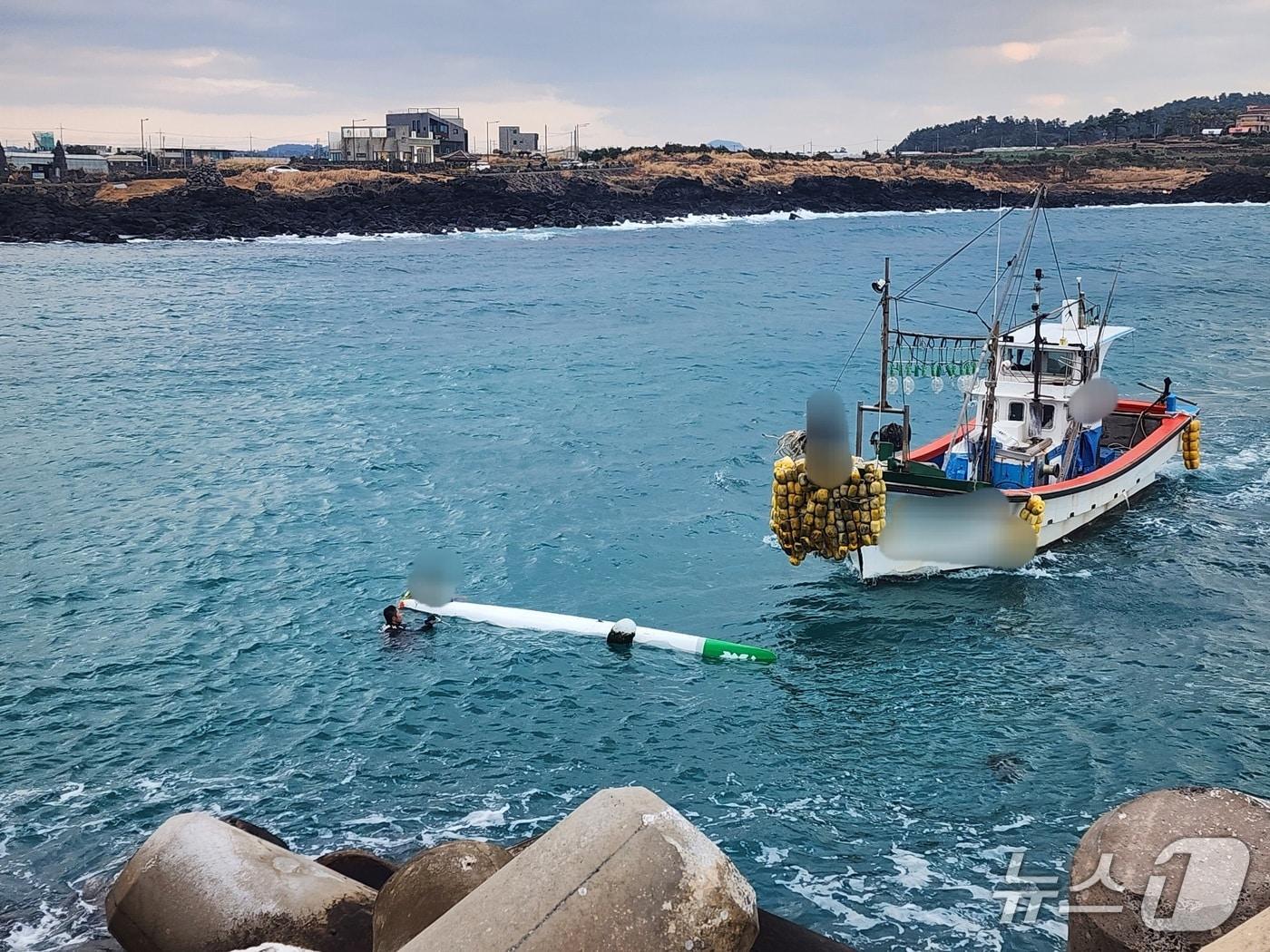 본문 이미지 - 지난 3일 제주시 한경면 용수포구 인근 해상에서 전복된 카약이 옮겨지고 있다.(제주해양경찰서 제공. 재판매 및 DB 금지)