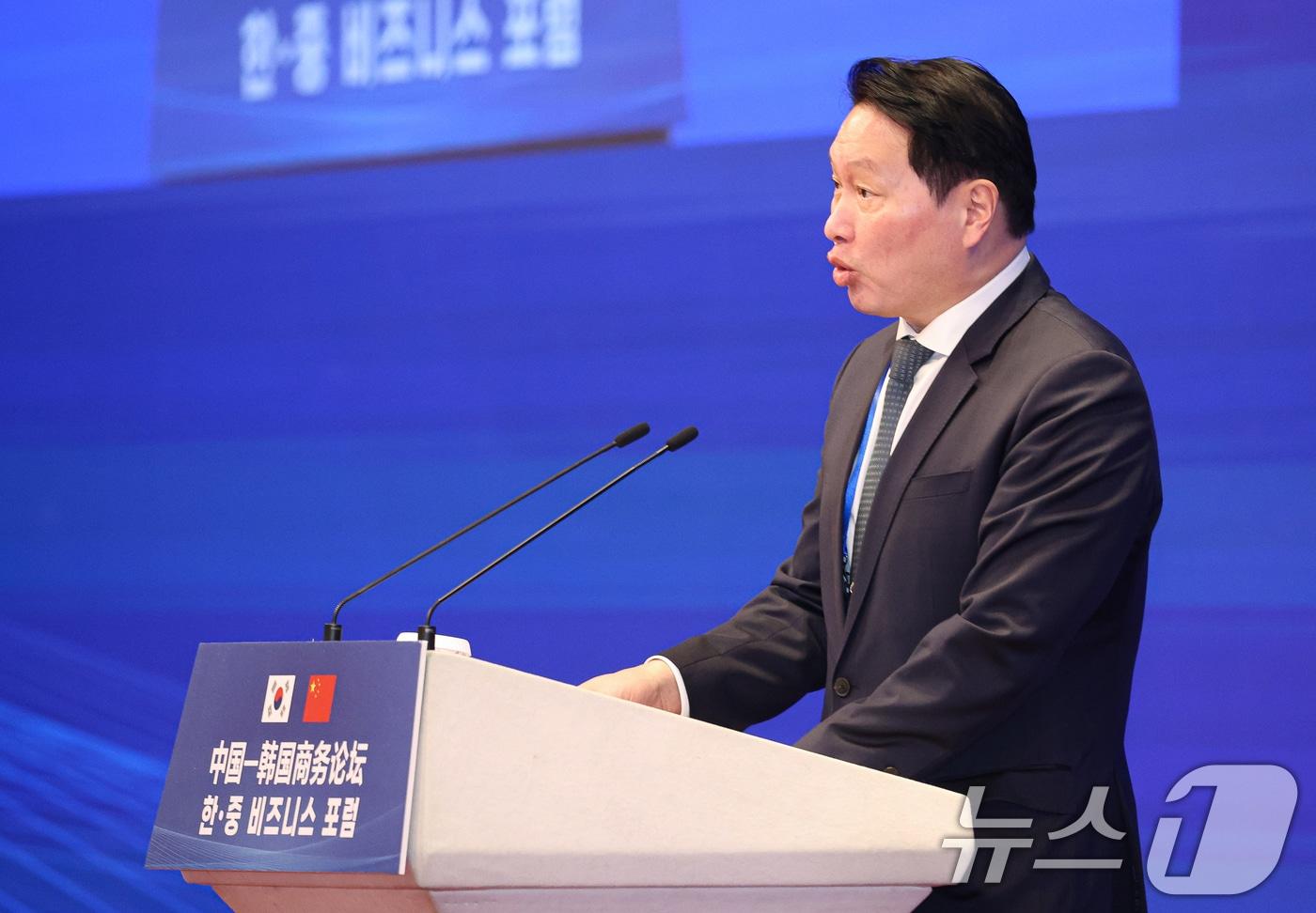 본문 이미지 - 최태원 대한상공회의소 회장이 5일 베이징 조어대에서 열린 비즈니스 포럼에서 발언을 하고 있다. 2026.1.5 ⓒ 뉴스1 허경 기자