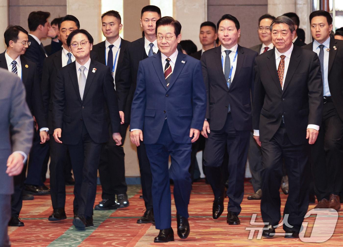 본문 이미지 - 중국을 국빈방문 중인 이재명 대통령이 5일 베이징 조어대에서 열린 비즈니스 포럼에 입장하고 있다. 2026.1.5/뉴스1 ⓒ News1 허경 기자