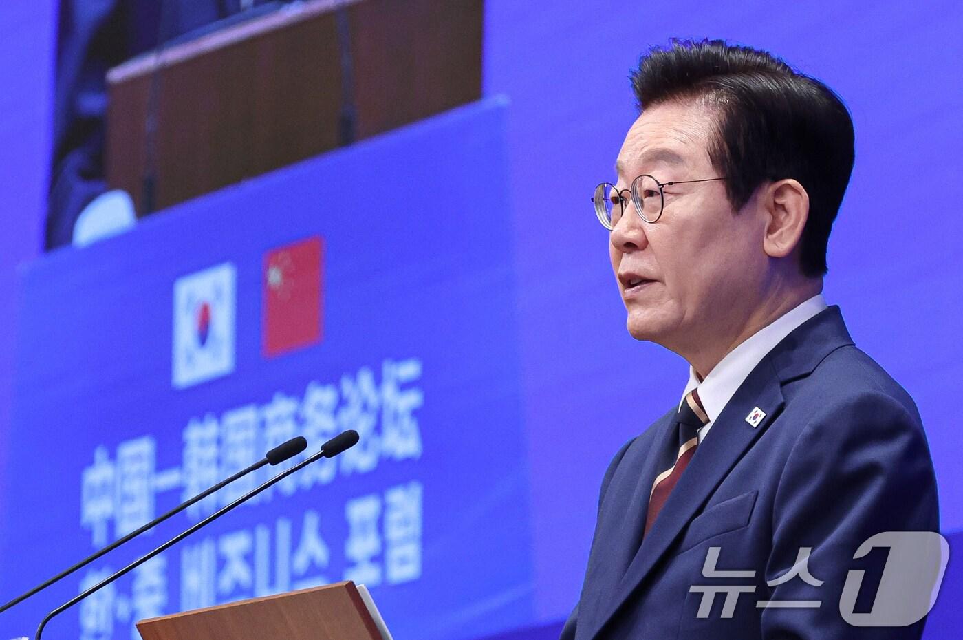 본문 이미지 - 중국을 국빈방문 중인 이재명 대통령이 5일 베이징 조어대에서 열린 비즈니스 포럼에서 발언을 하고 있다. 2026.1.5/뉴스1 ⓒ News1 허경 기자
