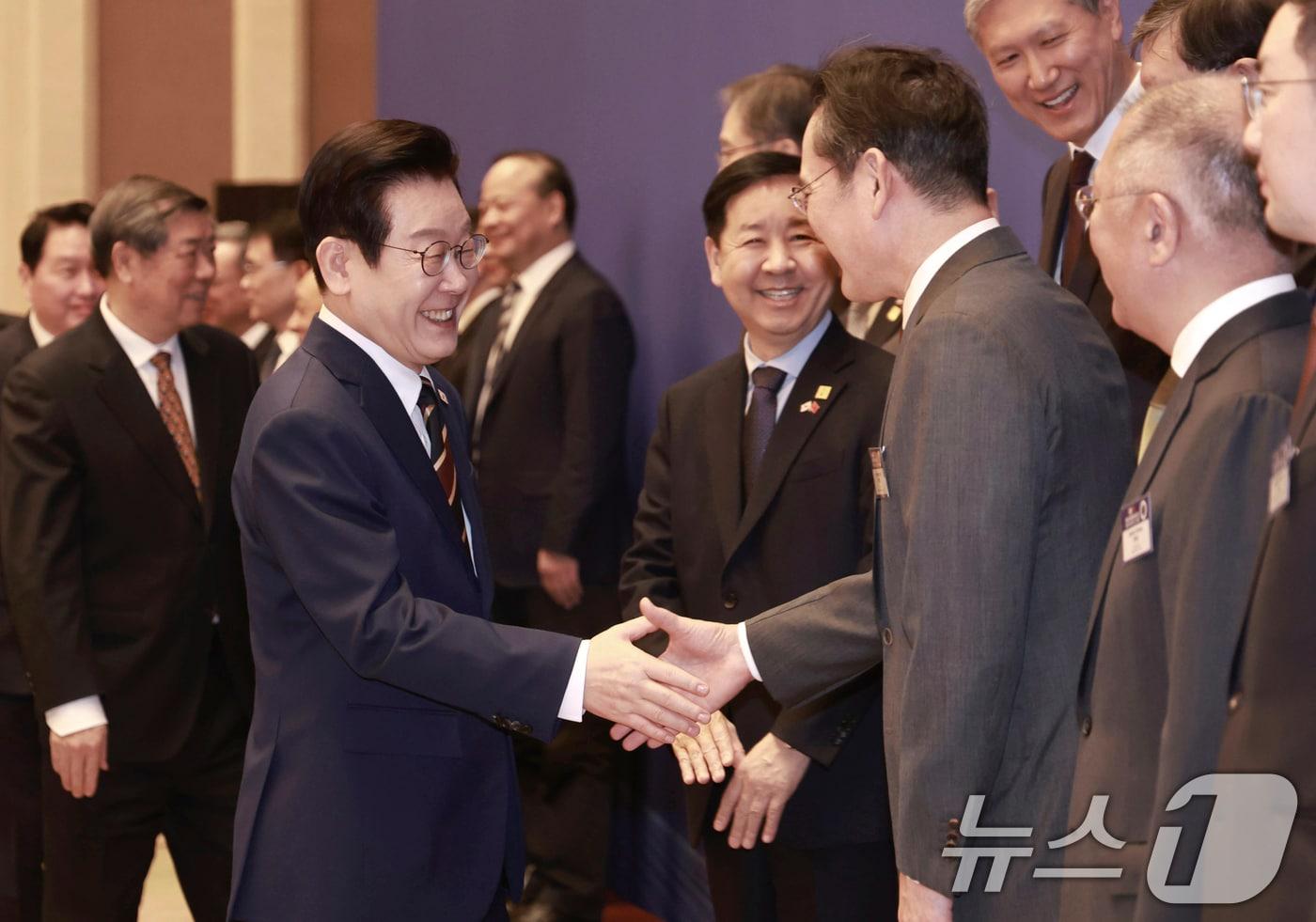 본문 이미지 - 중국을 국빈방문 중인 이재명 대통령이 5일 베이징 조어대에서 열린 비즈니스 포럼에서 이재용 삼섬전자회장과 인사를 나누고 있다. 2026.1.5/뉴스1 ⓒ News1 허경 기자