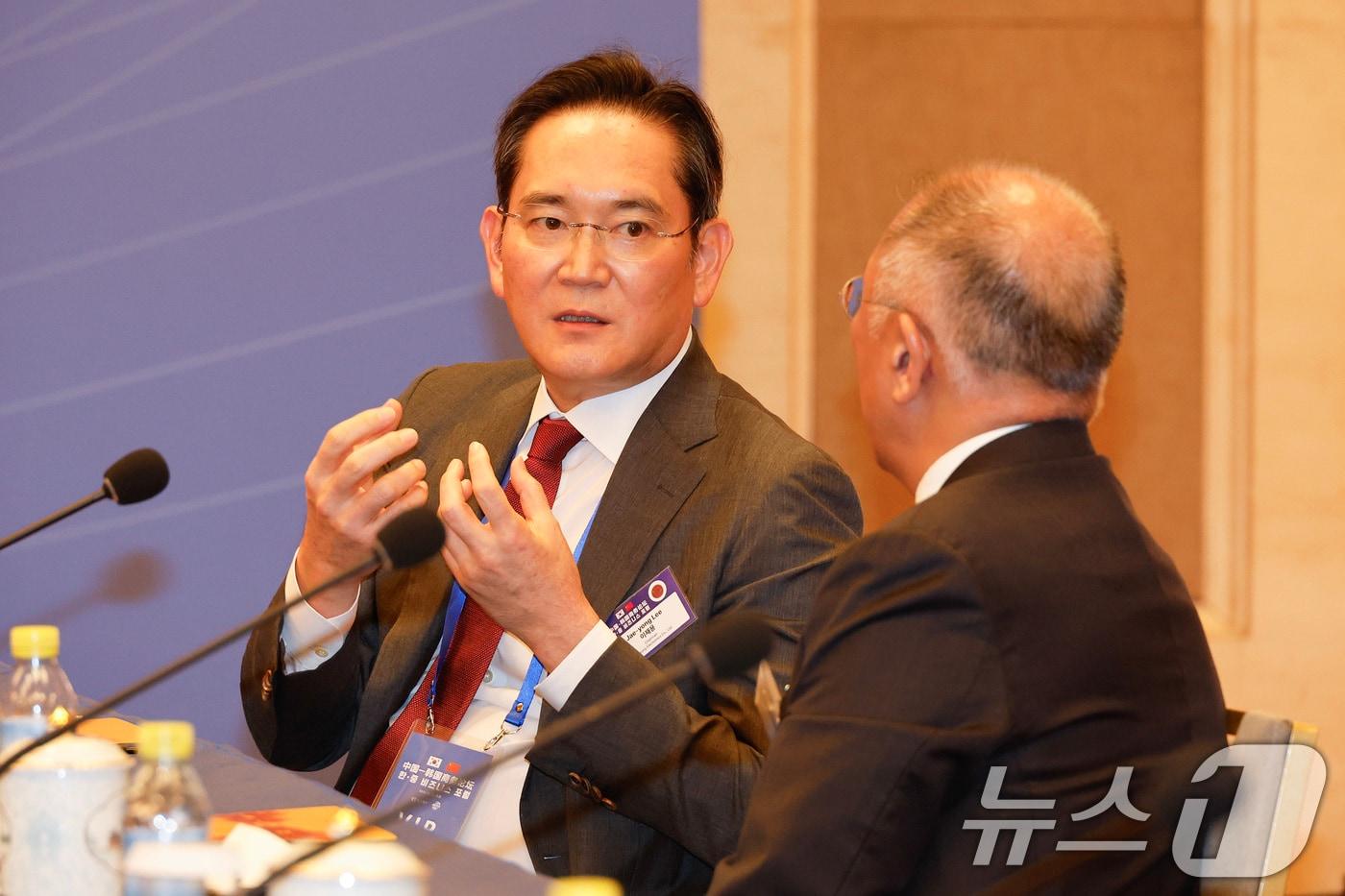 이재용 삼성전자 회장이 5일 중국 베이징 조어대에서 열린 한중 비즈니스포럼에 참석해 정의선 현대차그룹 회장과 대화하고 있다. 2026.1.5/뉴스1 ⓒ News1 허경 기자