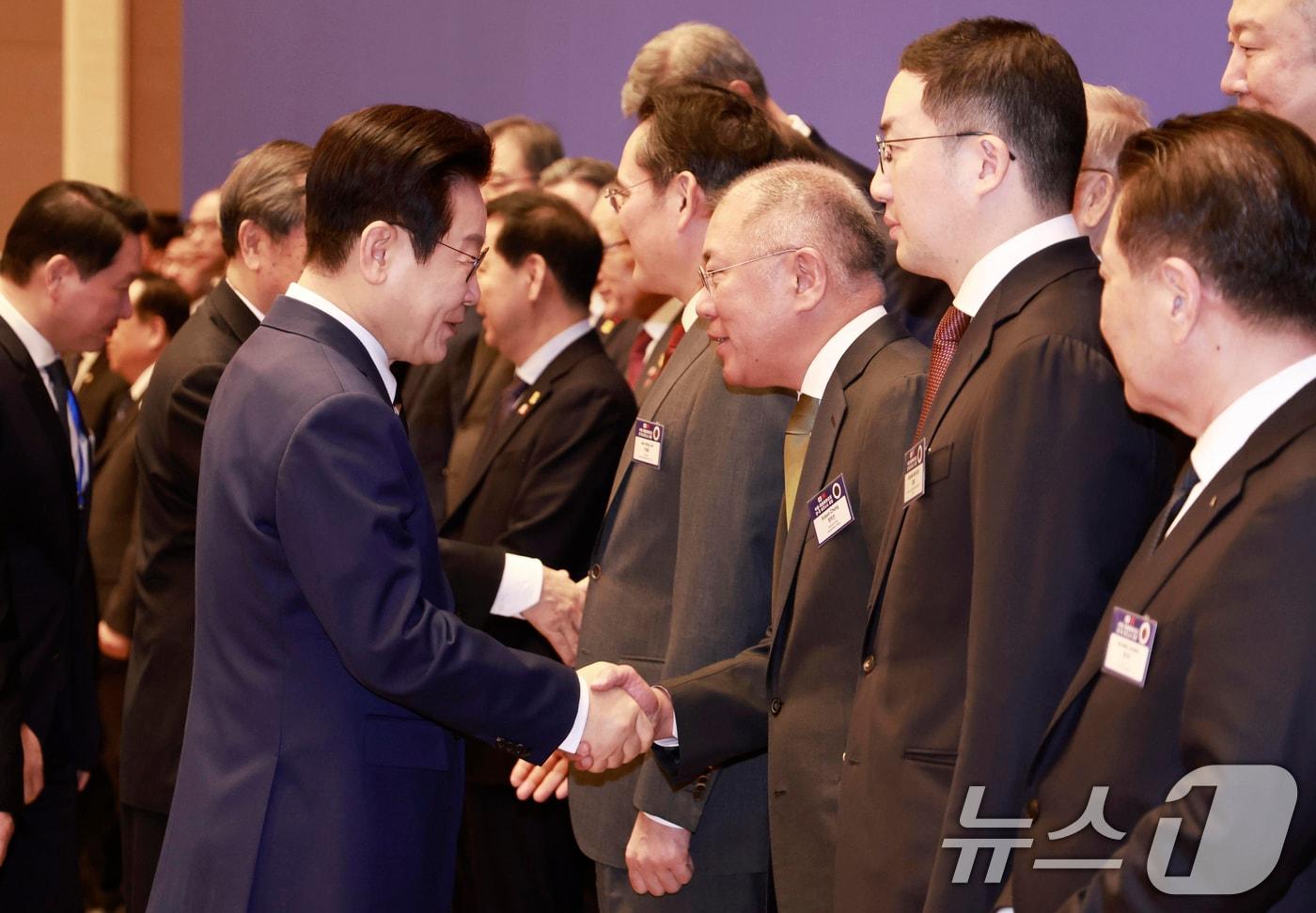 중국을 국빈방문 중인 이재명 대통령이 5일 베이징 조어대에서 열린 비즈니스 포럼에서 정의선 현대차그룹 회장과 악수하고 있는 모습(자료사진). 2026.1.5/뉴스1 ⓒ News1 허경 기자