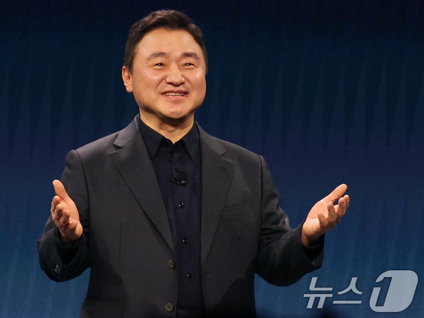 본문 이미지 - 노태문 삼성전자 대표이사 사장이 4일(현지시간) 미국 라스베이거스 윈 호텔에서 열린 CES 2026 '더 퍼스트룩' 프레스 콘퍼런스에서 연설을 하고 있다. 2026.1.5/뉴스1 ⓒ News1 황기선 기자