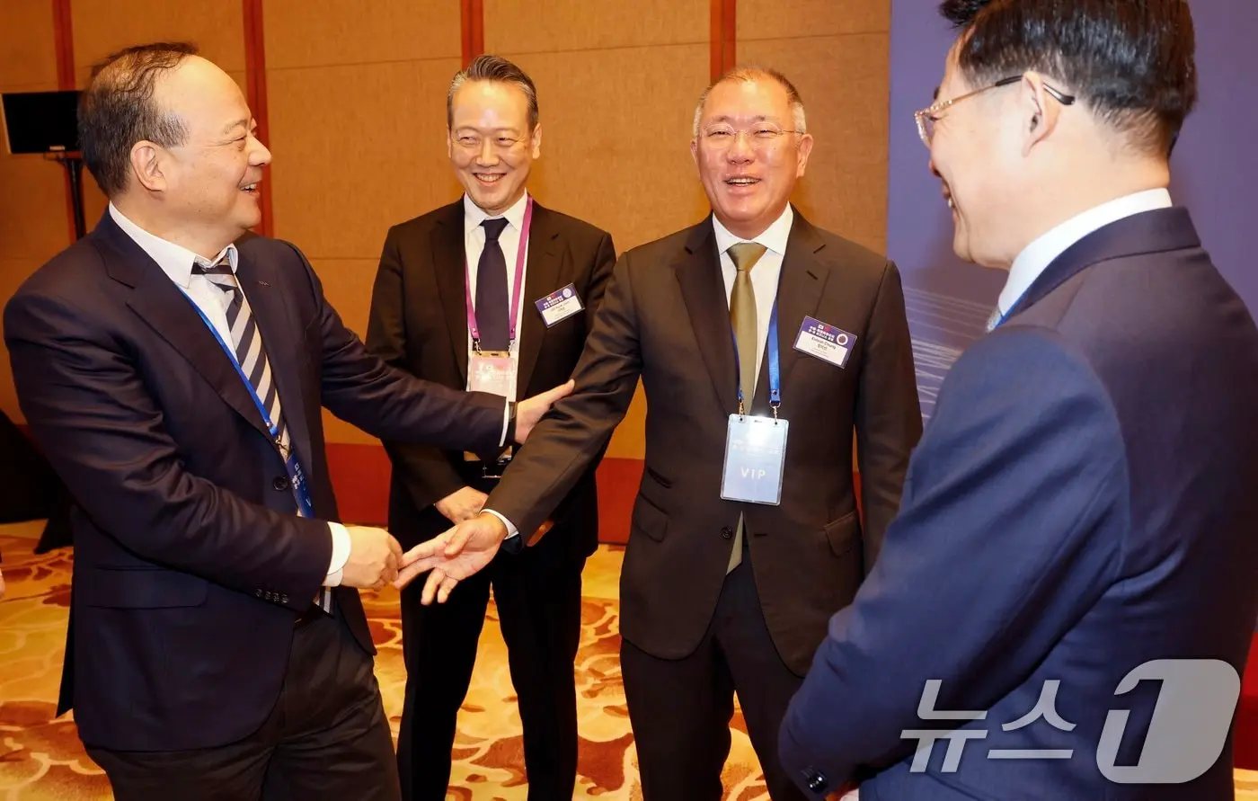 정의선 현대차그룹 회장이 5일 중국 베이징 조어대에서 열린 한중 비즈니스포럼에서 쩡위췬 CATL회장 대화하고 있다. 2026.1.5/뉴스1 ⓒ News1 허경 기자