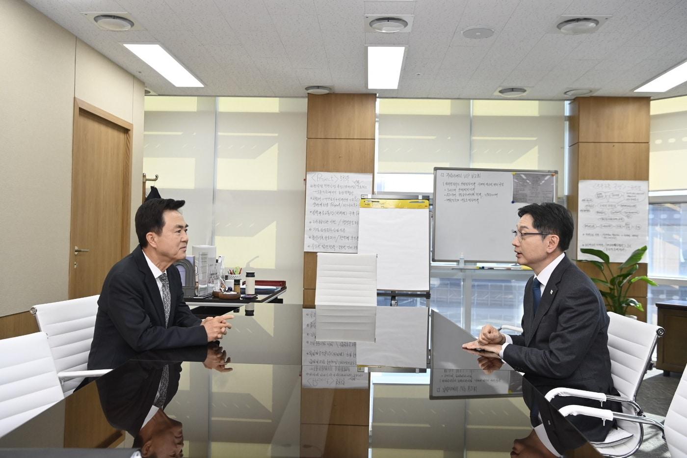 김태흠 지사(왼쪽)가 김경수 지방시대위원회 위원장을 예방하고 있다.(충남도 제공. 재판매 및 DB금지)/뉴스1