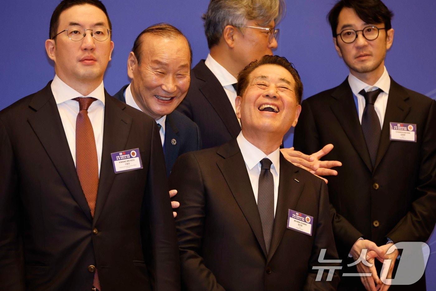 김창한 크래프톤 대표(오른쪽 첫 번째)가 장철혁 SM엔터테인먼트 대표와 5일 중국 베이징 조어대에서 열린 한중 비즈니스포럼에서 대화하고 있다. 2026.1.5/뉴스1 ⓒ News1 허경 기자