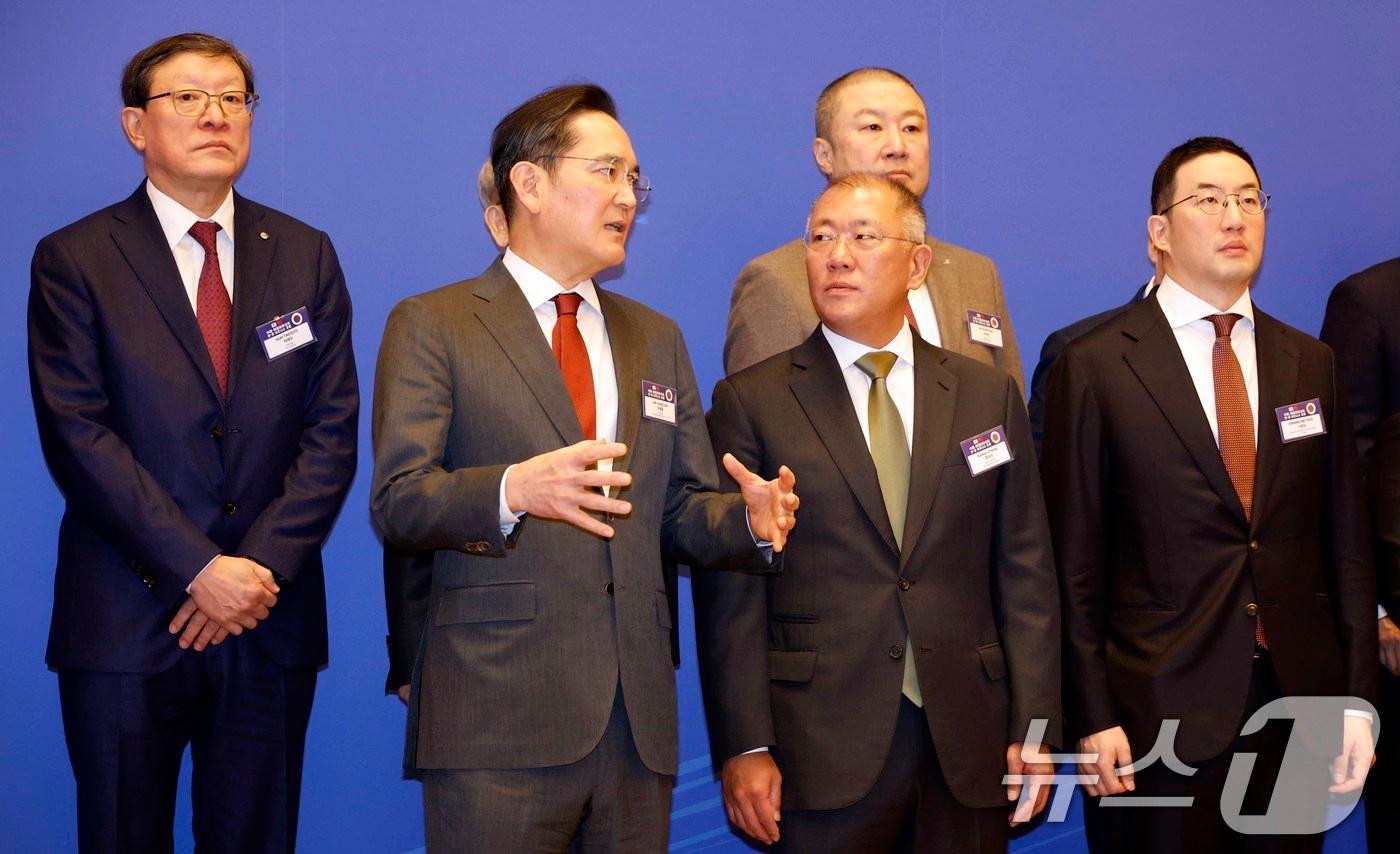 본문 이미지 - 이재용 삼성전자 회장과 정의선 현대차그룹 회장이 5일 중국 베이징 조어대에서 열린 한중 비즈니스포럼에서 대화하고 있다. 2026.1.5 ⓒ 뉴스1 허경 기자