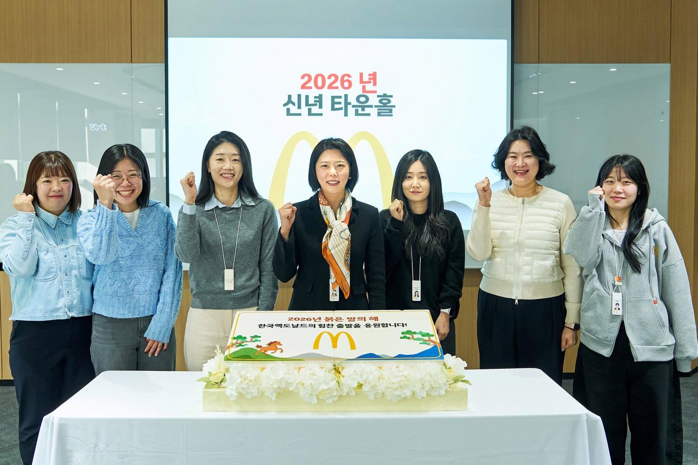 김기원 한국맥도날드 대표(가운데)와 임직원들이 5일 본사에서 열린 새해맞이 사내 행사에서 기념사진을 촬영하고 있다.(한국맥도날드 제공)