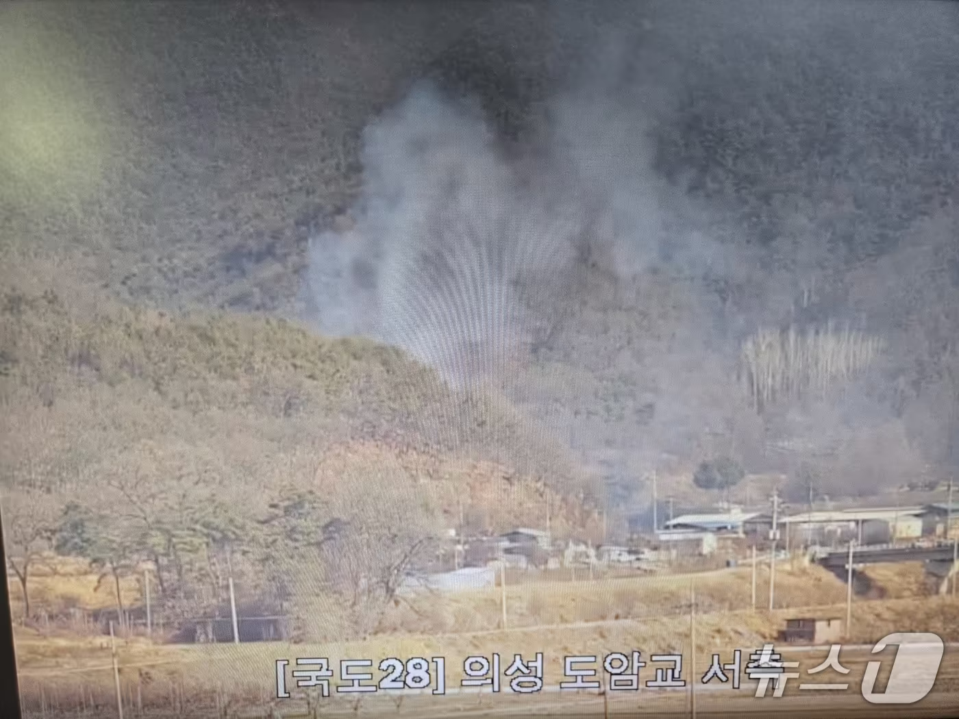 본문 이미지 - 5일 낮 12시 24분쯤 경북 의성군 봉양면 안평리 한 야산에서 불이 나 산림 당국이 진화하고 있다(산림청 제공. 재판매 및 DB 금지)2026.1.5/뉴스1