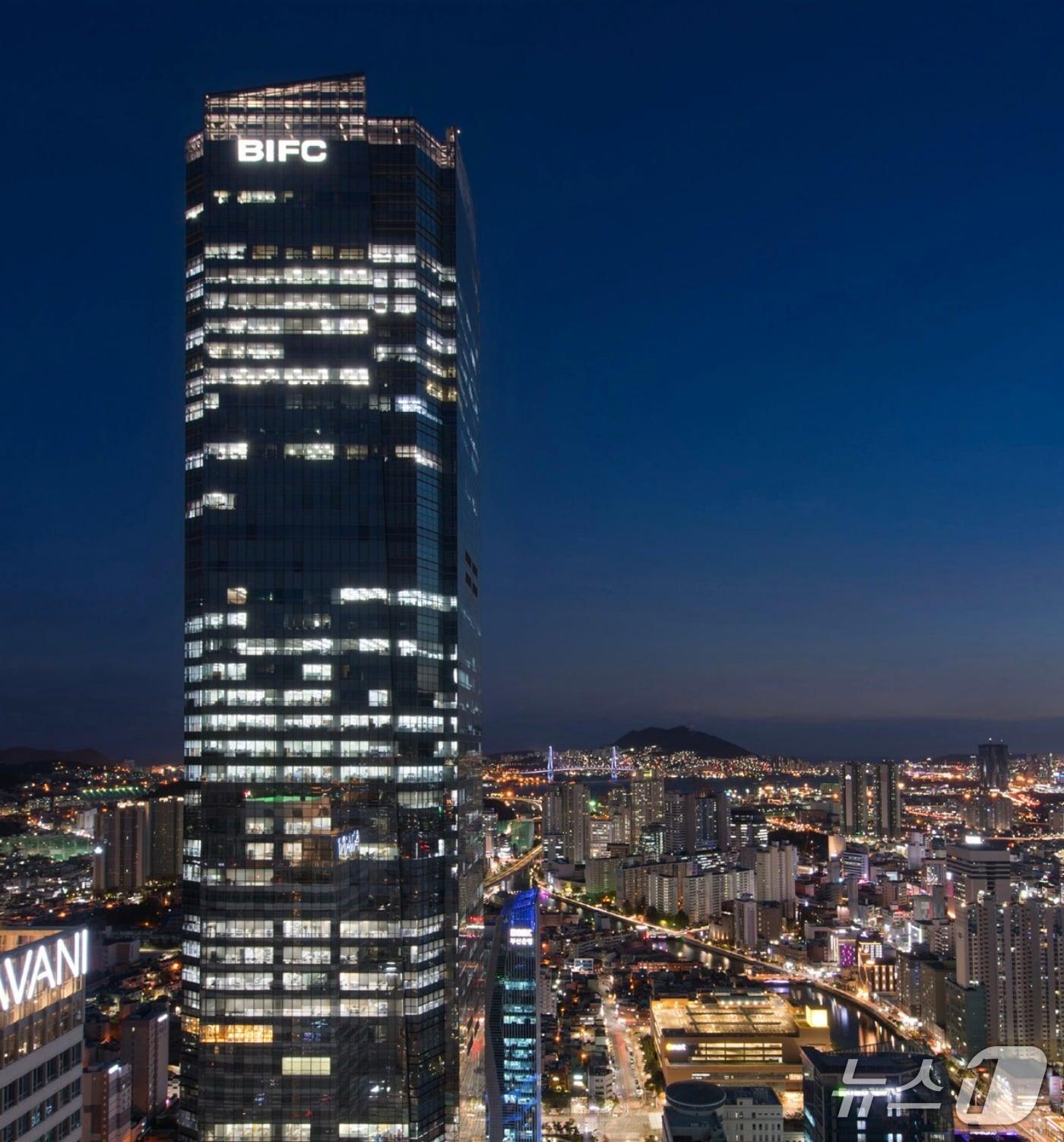 본문 이미지 - 부산 지역 금융 공공기관이 입주한 부산국제금융센터(BIFC) 야경 (부산국제금융진흥원 홈페이지 캡처. 재판매 및 DB금지)