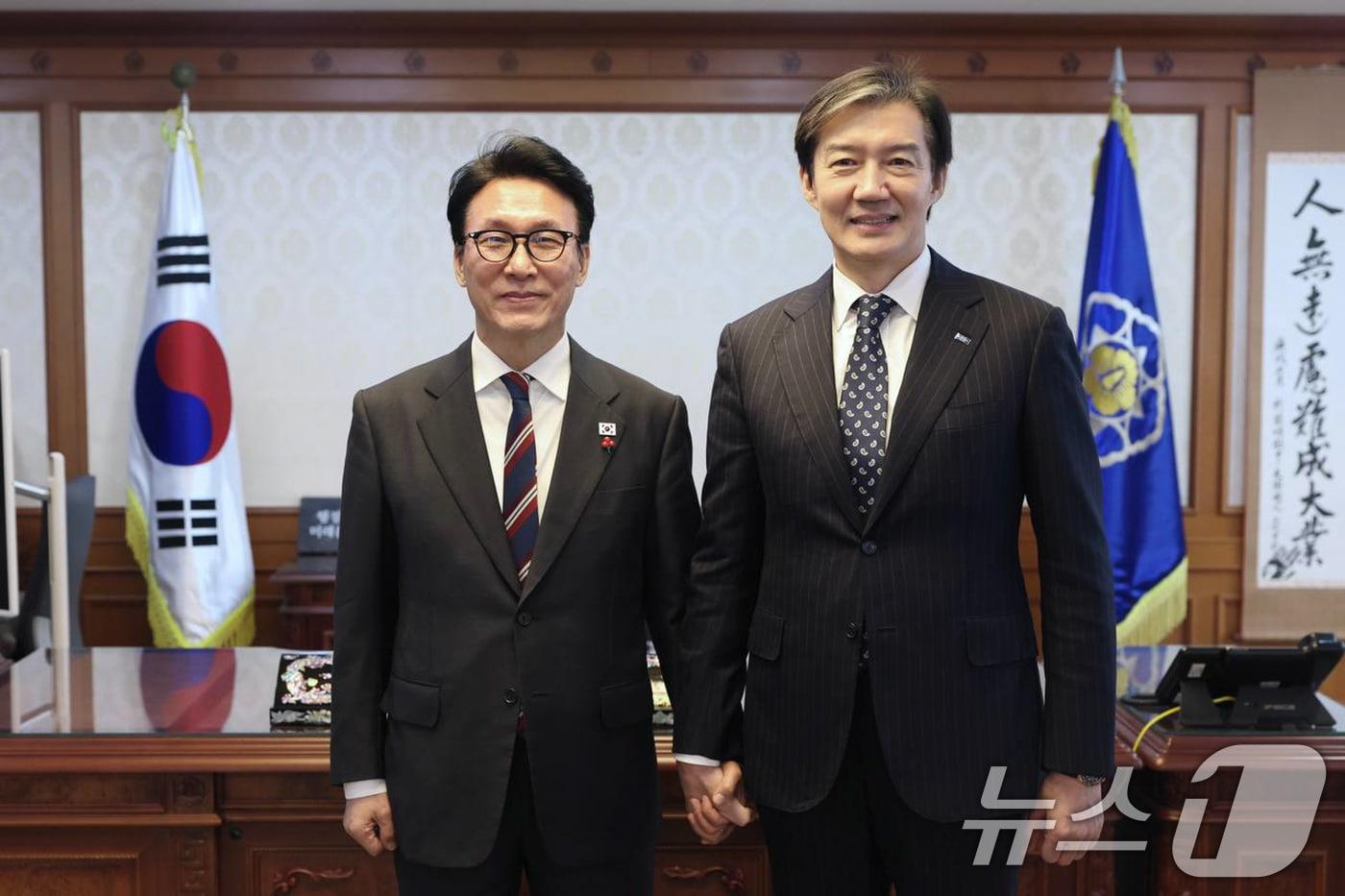 김민석 국무총리와 조국 조국혁신당 대표가 5일 서울 종로구 정부서울청사 총리 집무실에서 면담에 앞서 기념 촬영을 하고 있다. (조국혁신당 제공. 재판매 및 DB 금지) 2026.1.5/뉴스1 ⓒ News1 유승관 기자