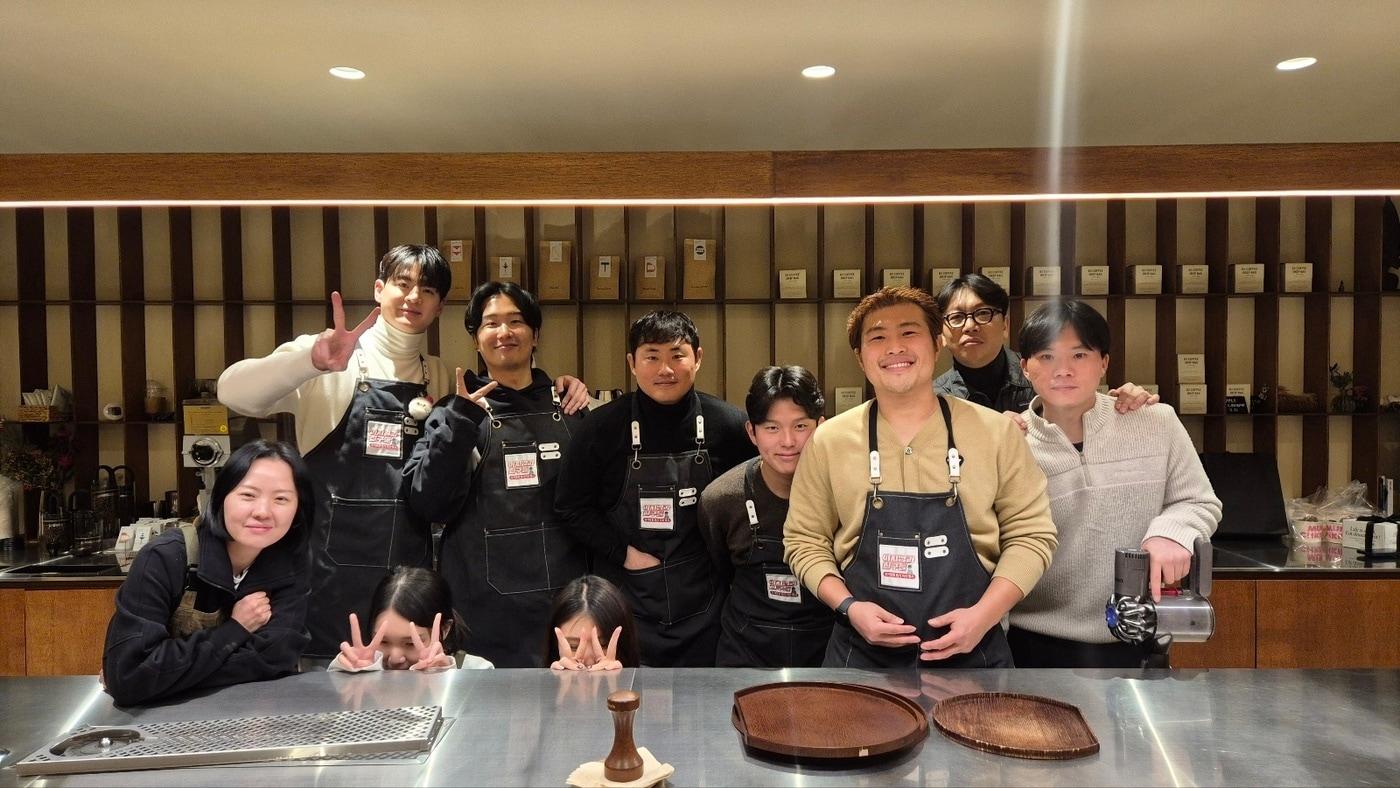 SSG 랜더스 이지영(왼쪽에서 4번째)이 자선 카페를 진행한 뒤 기념 촬영을 하고 있다. (SSG 제공)