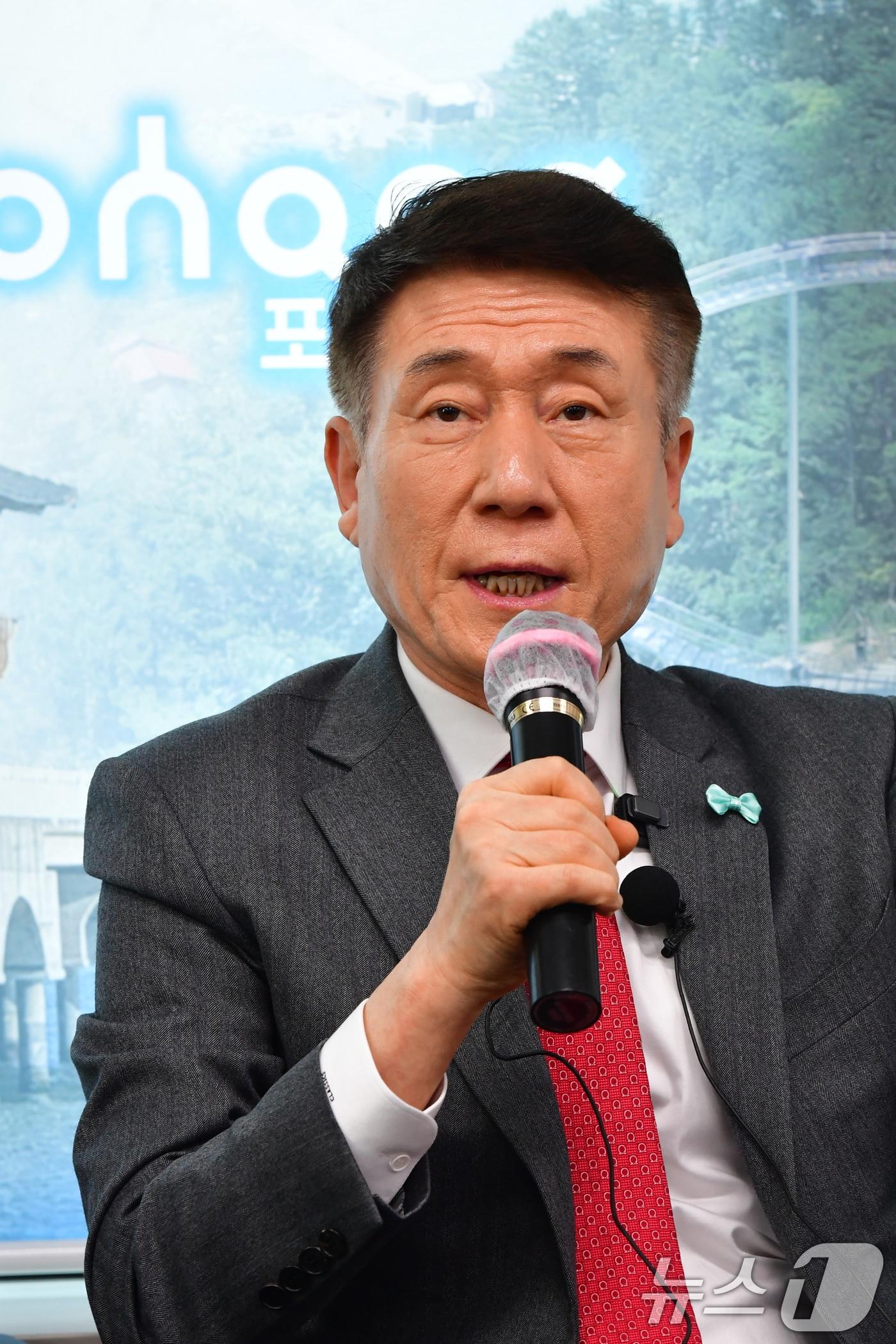 본문 이미지 - 이강덕 경북 포항시장이 5일 시청에서 기자들과 간담회를 가진 자리에서 "포항상공회의소 신년 인사회에서 밝힌 경북도지사 출마 언급은 출마를 선언한 것이 아니라 결심한 것'이라고 했다. 2026.1.5/뉴스1 ⓒ News1 최창호 기자