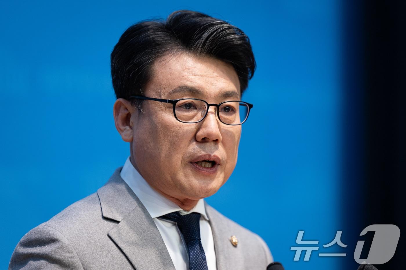 진성준 더불어민주당 원내대표 후보가 5일 서울 여의도 국회 소통관에서 정책·공약 기자회견을 하고 있다. 2026.1.5/뉴스1 ⓒ News1 유승관 기자