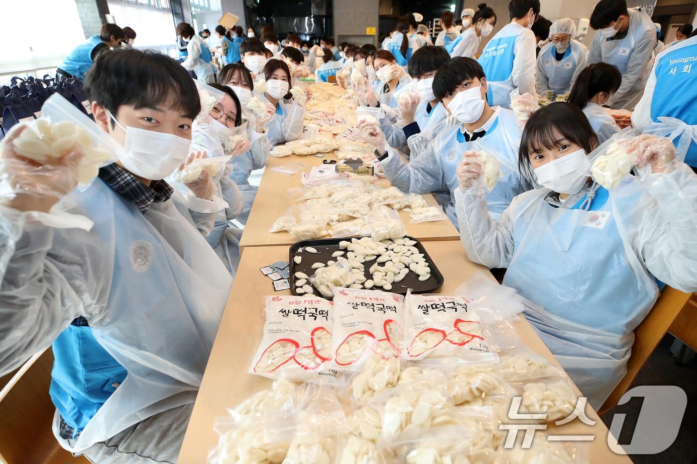 지난 5일 영남대에서 열린 '사랑의 떡국 나눔' 행사에 참여한 학생들이 밀키트를 만들고 있다. 2026.1.5/뉴스1 ⓒ News1 공정식 기자