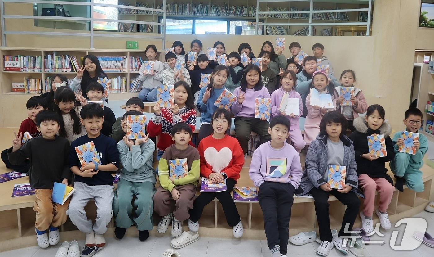 충북 괴산 송면초등학교는 5일 교내에서 교육공동체가 함께 참여해 만든 책 '한 명 한 명 빛나는 솔맹이골 메아리' 출판 기념회를 열었다.(괴산증평교육지원청 제공, 재판매 및 DB금지)/뉴스1