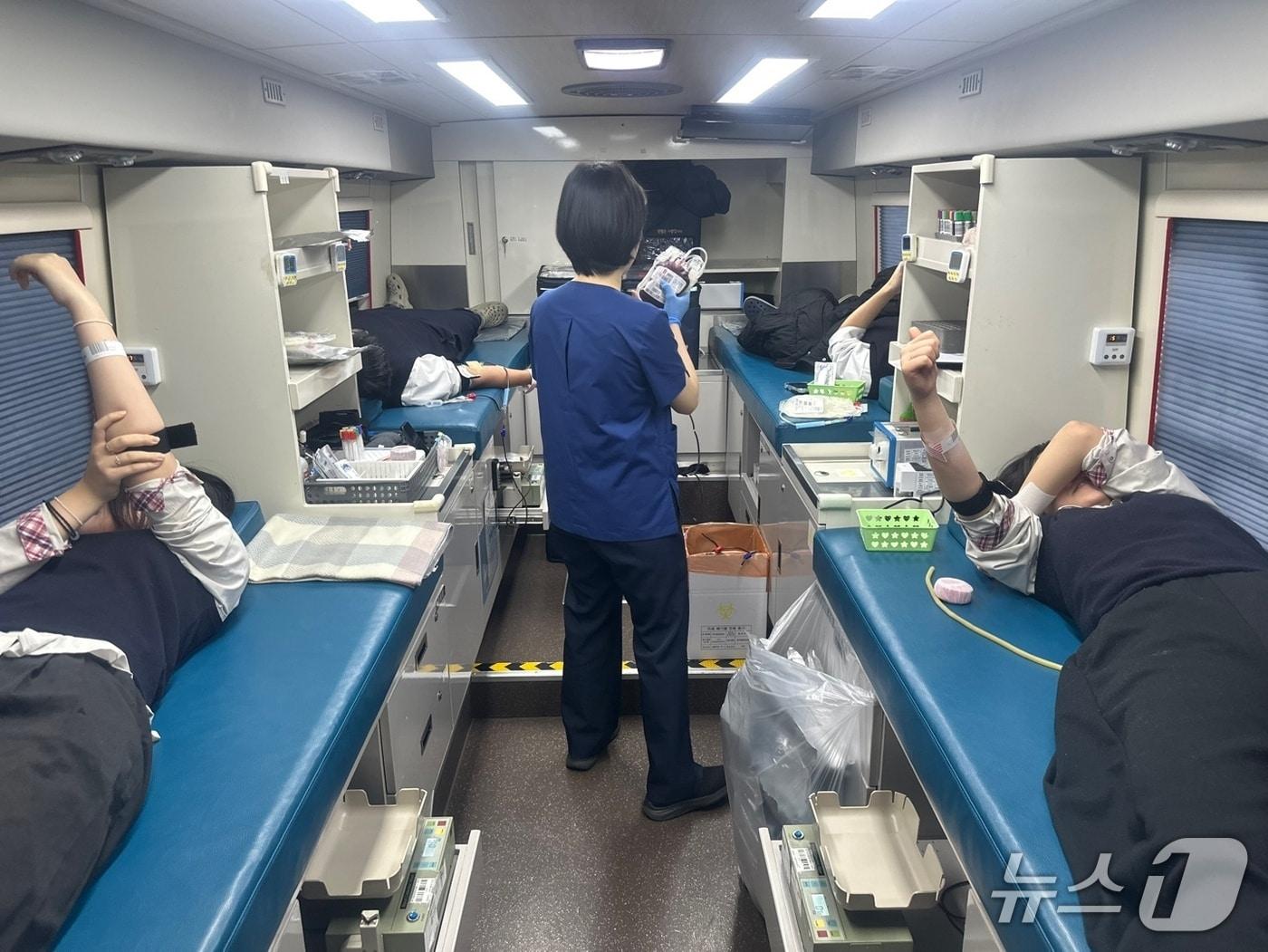 본문 이미지 - 70일간 사랑의 헌혈릴레이에 참여하고 있는 학생들의 모습.(대한적십자사 제공. 재판매 및 DB 금지)