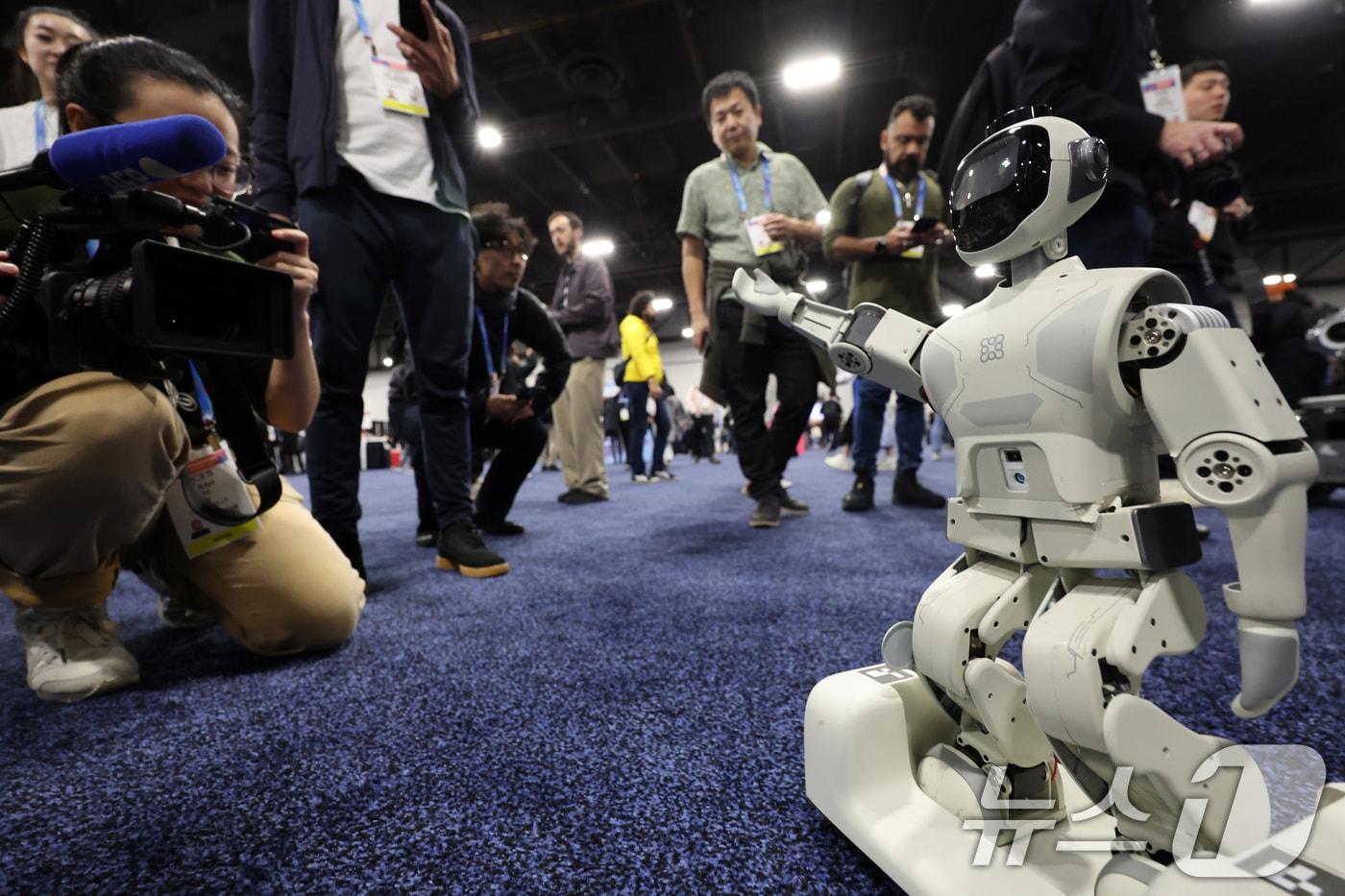 세계 최대 IT(정보기술)·가전 전시회 'CES 2026' 개막을 이틀 앞둔 4일(현지시간) 미국 네바다주 라스베이거스 만달레이베이 호텔에서 열린 'CES 2026 언베일드'에서 관람객들이 중국기업의 휴머로이드 로봇을 살펴보고 있다. 2026.1.5/뉴스1 ⓒ News1 황기선 기자
