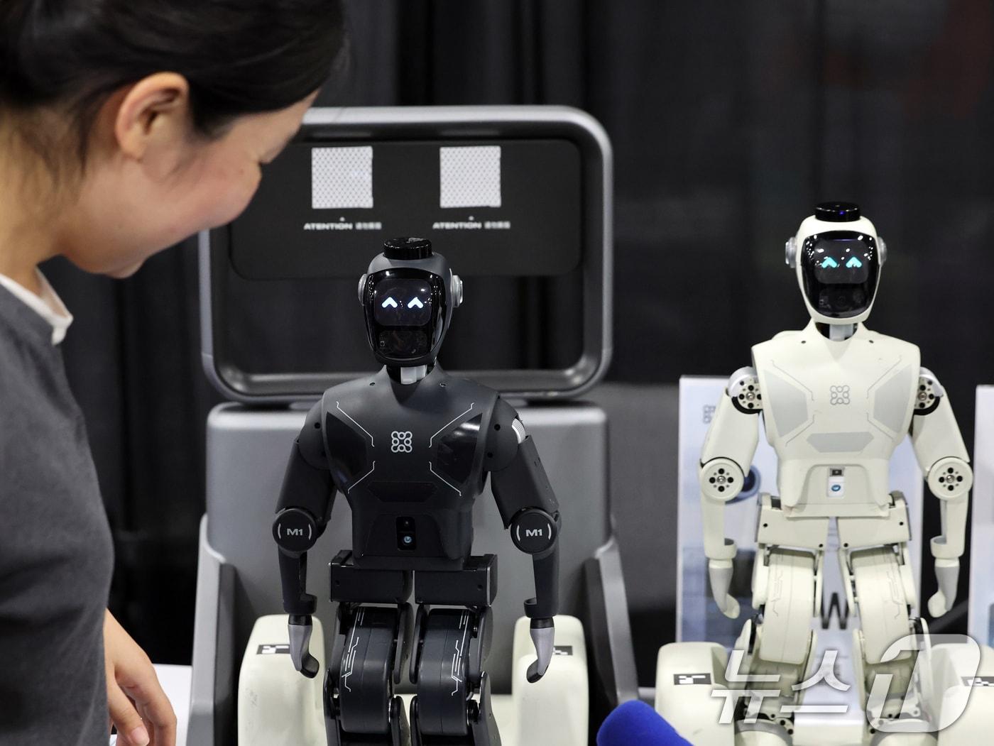 본문 이미지 - 세계 최대 IT(정보기술)·가전 전시회 'CES 2026' 개막을 이틀 앞둔 4일(현지시간) 미국 네바다주 라스베이거스 만달레이베이 호텔에서 열린 'CES 2026 언베일드'에서 관람객들이 중국 기업의 휴머노이드 로봇 제품을 살펴보고 있다. 2026.1.5/뉴스1 ⓒ News1 황기선 기자