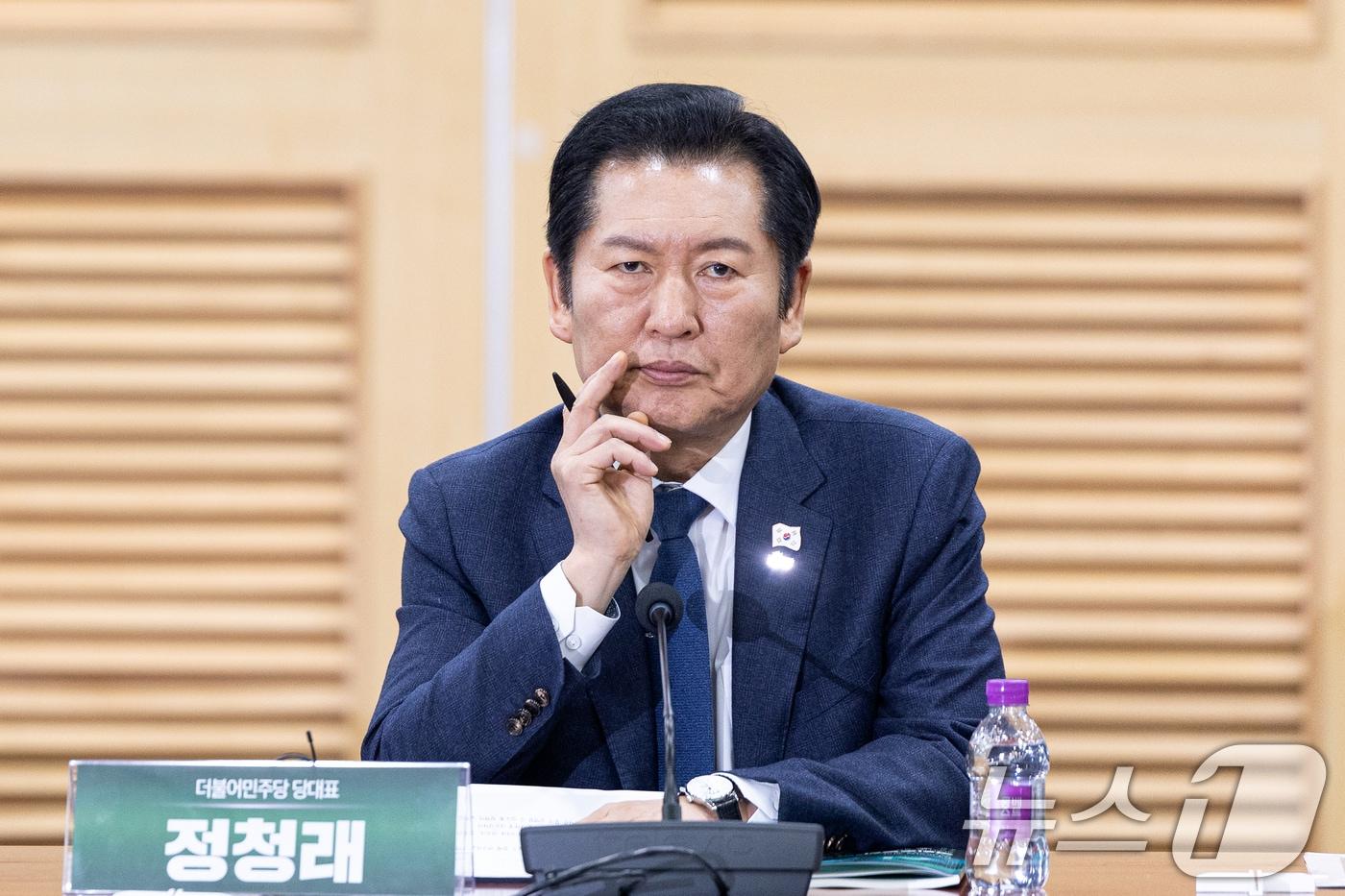 정청래 더불어민주당 대표가 5일 서울 여의도 국회 의원회관에서 열린 G3 도약을 위한 AI 산업 경쟁력 강화 전략 토론회에 참석하고 있다. 2026.1.5/뉴스1 ⓒ News1 이승배 기자