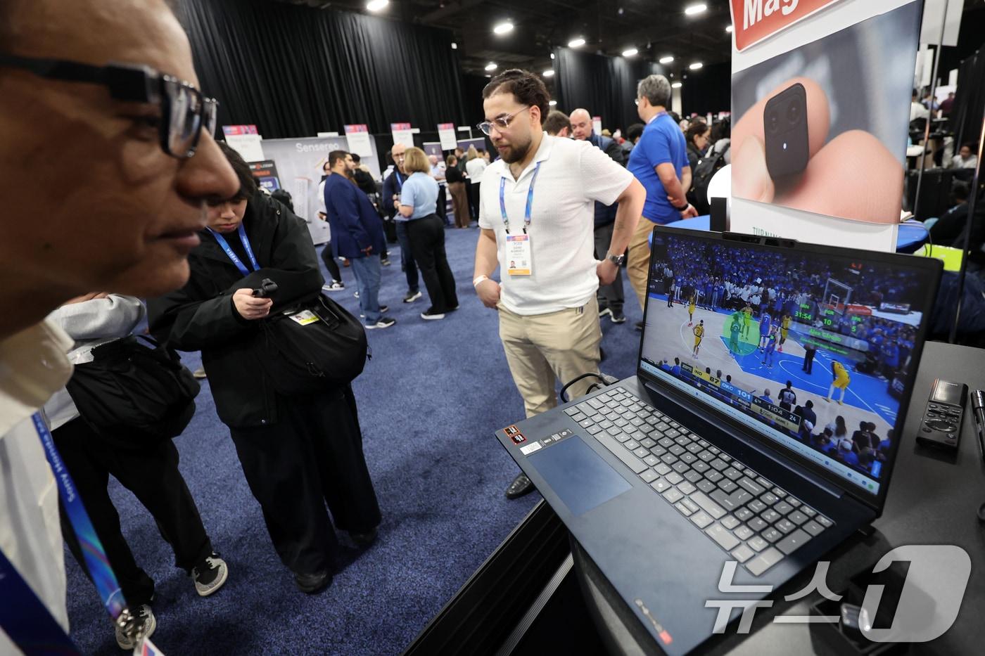세계 최대 IT(정보기술)·가전 전시회 'CES 2026' 개막을 이틀 앞둔 4일(현지시간) 미국 네바다주 라스베이거스 만달레이베이 호텔에서 열린 'CES 2026 언베일드'에서 관람객들이 부스를 살펴보고 있다. 2026.1.5/뉴스1 ⓒ News1 황기선 기자