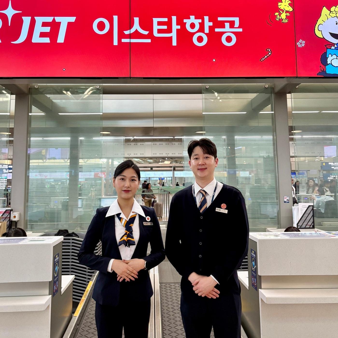 본문 이미지 - 이스타항공 공항 지점 직원이 5일 공항에서 외국어 지원 서비스 배지를 착용하고 고객을 응대하는 모습(이스타항공 제공). 2026.01.05.