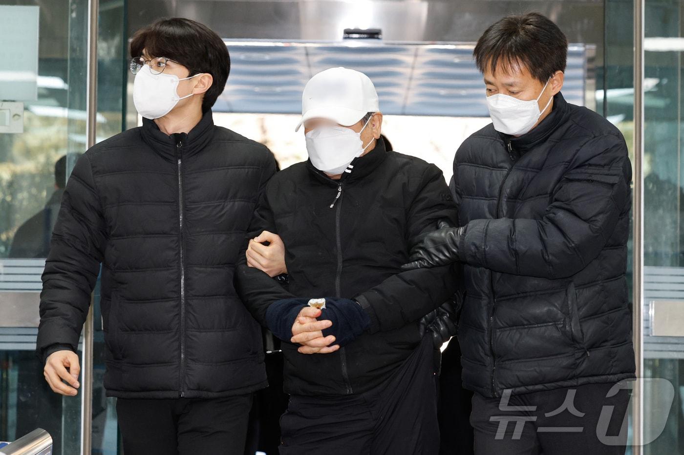 서울 종각역 인근에서 차량 돌진 사고로 15명의 사상자를 낸 70대 남성 택시 운전사가 5일 오후 서울 서초구 중앙지방법원에서 열린 교통사고처리 특례법상 치사상·특정범죄 가중처벌 등에 관한 법률상 운전 등 치사상·도로교통법상 약물운전 혐의 구속 전 피의자심문(영장실질심사)에 출석하고 있다. 2026.1.5/뉴스1 ⓒ News1 안은나 기자