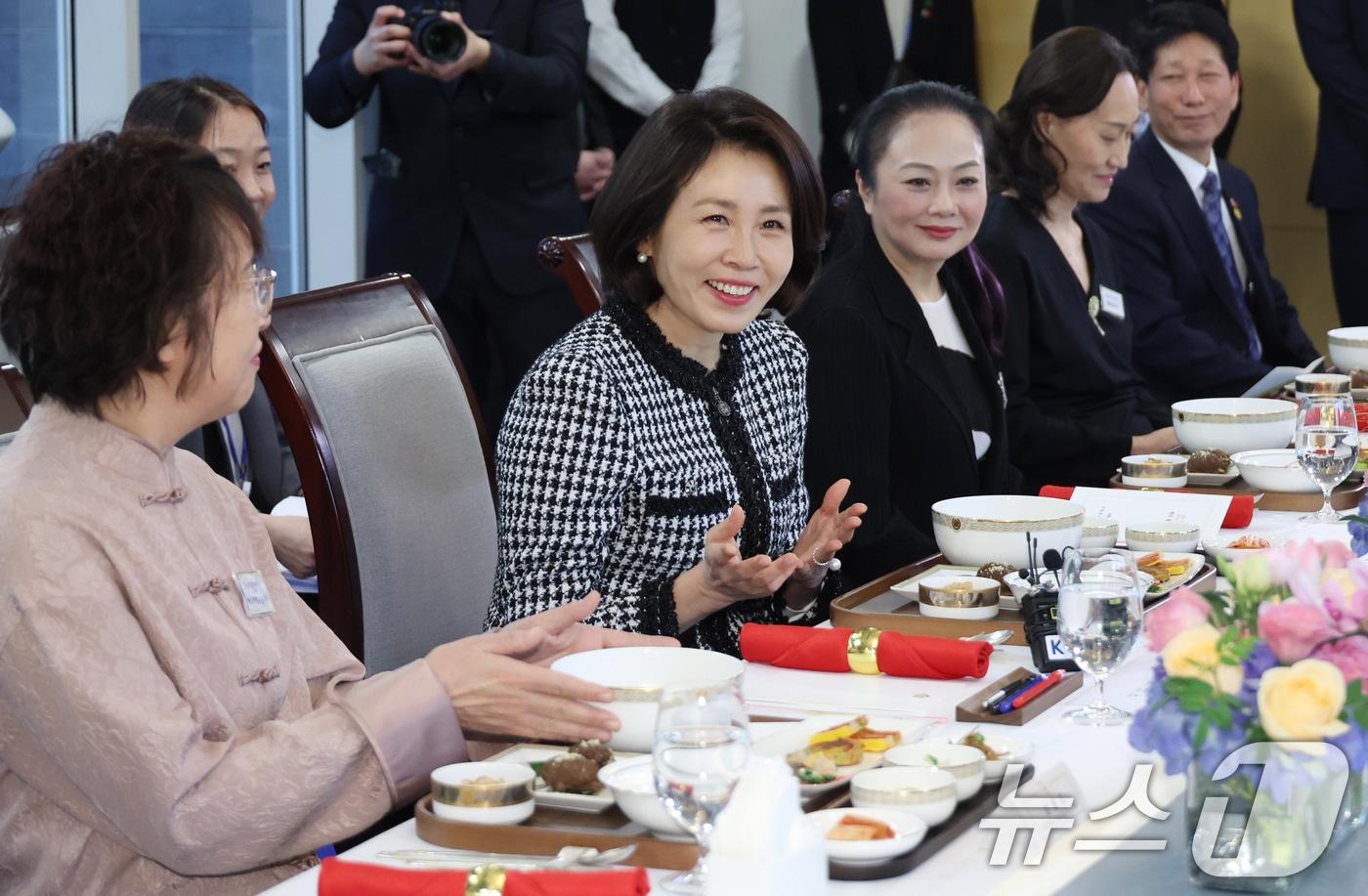 김혜경 여사가 5일 베이징 주중 한국대사관저에서 열린 한중 가교 역할 중국인 여성 초청 한식 오찬 간담회에서 발언하고 있다. 2026.1.5/뉴스1 ⓒ News1 허경 기자