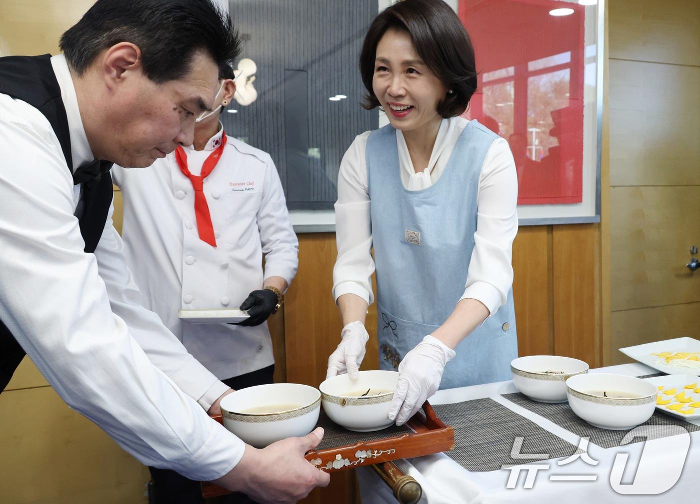 본문 이미지 - 김혜경 여사가 5일 베이징 주중 한국대사관저에서 열린 한중 가교 역할 중국인 여성 초청 한식 오찬 간담회에서 떡국을 옮기고 있다. 2026.1.5/뉴스1 ⓒ News1 허경 기자