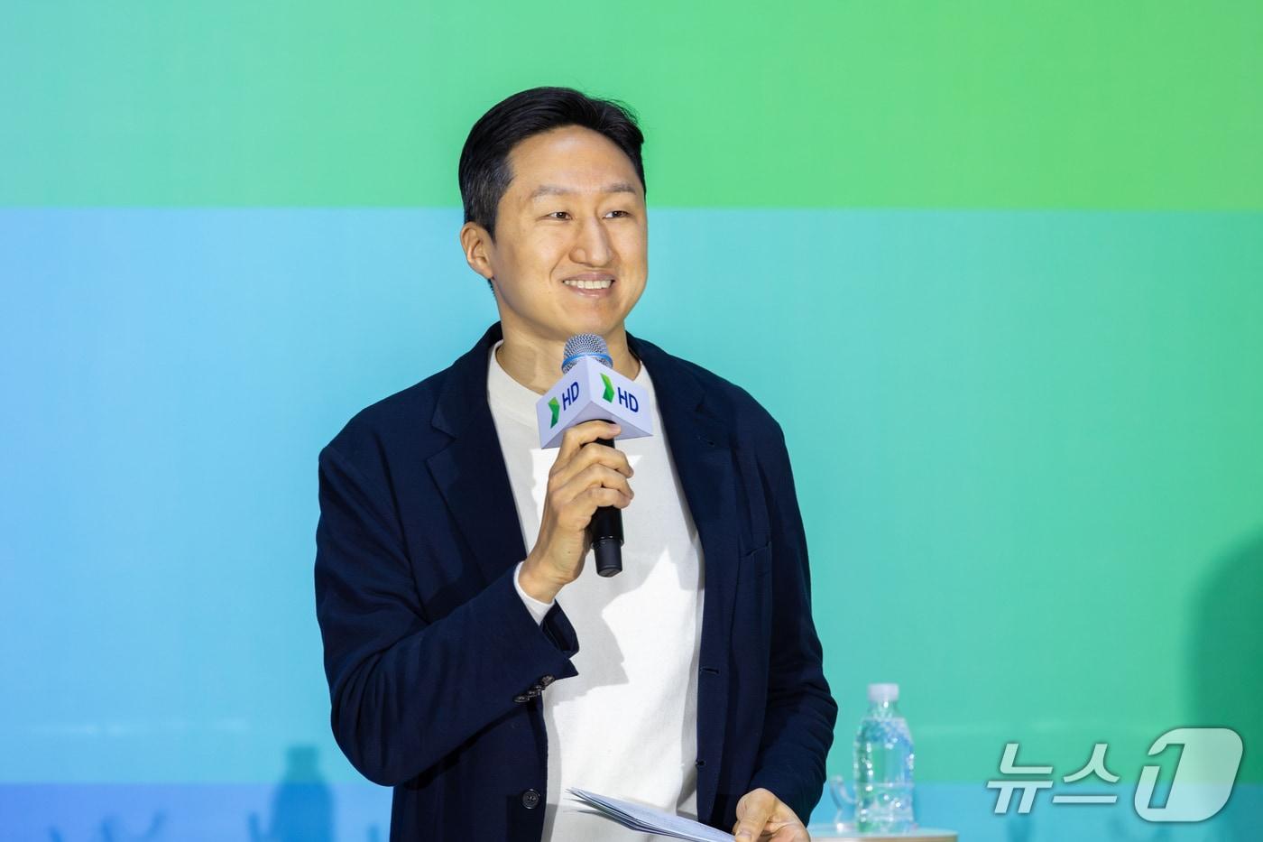 5일 HD현대 글로벌R&D센터에서 열린 시무식 '오프닝 2026'에서 정기선 회장이 새해 인사를 하고 있다(HD현대 제공)