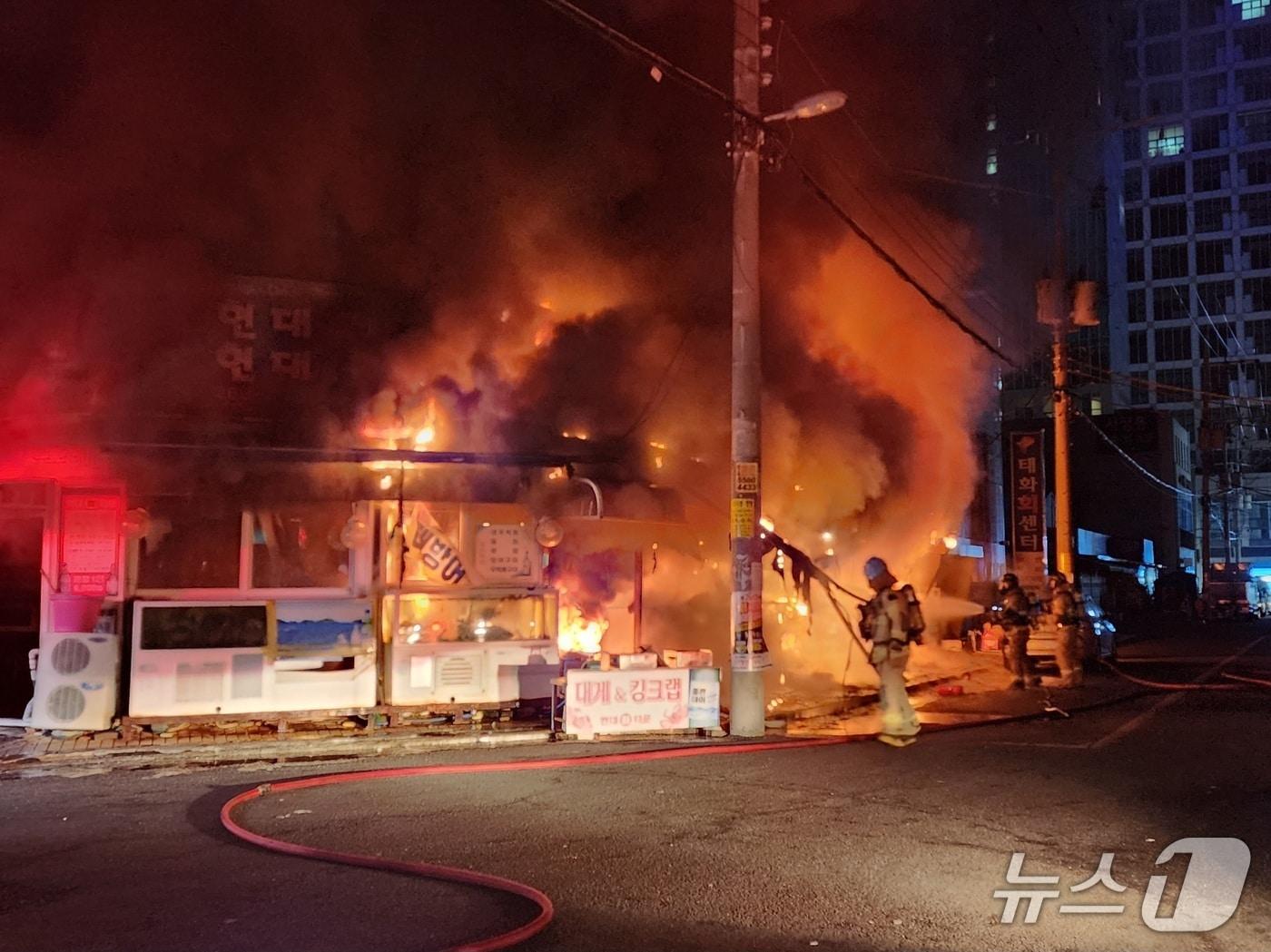 본문 이미지 - 소방 당국이 5일 오전 3시께 울산 남구의 한 횟집에서 발생한 불을 진화하고 있다.(울산소방본부 제공. 재판매 및 DB금지)/뉴스1