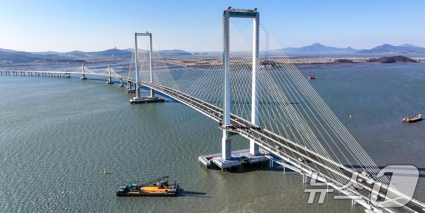 인천 영종도와 육지를 잇는 세 번째 교량인 제3연륙교가 공식 명칭을 정하지 못하고 5일 개통을 맞이했다. 인천시는 제3연륙교의 이름을 ‘청라하늘대교’로 결정했지만 인천 중구에서 절차적 정당성과 공정성 문제로 국토지리정보원 국가지명위원회에 재심의를 청구해 정확한 명칭이 정해지기 까지는 수개월이 소요될 전망이다. 사진은 이날 인천 제3연륙교의 모습. 2026.1.5/뉴스1 ⓒ News1 이호윤 기자