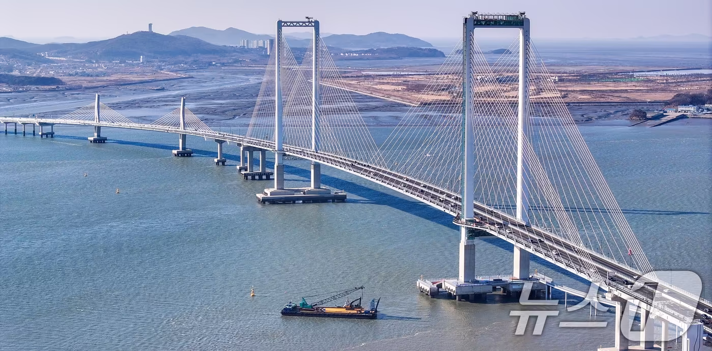 인천 영종도와 육지를 잇는 세 번째 교량인 제3연륙교가 공식 명칭을 정하지 못하고 5일 개통을 맞이했다.  2026.1.5/뉴스1 ⓒ News1 이호윤 기자