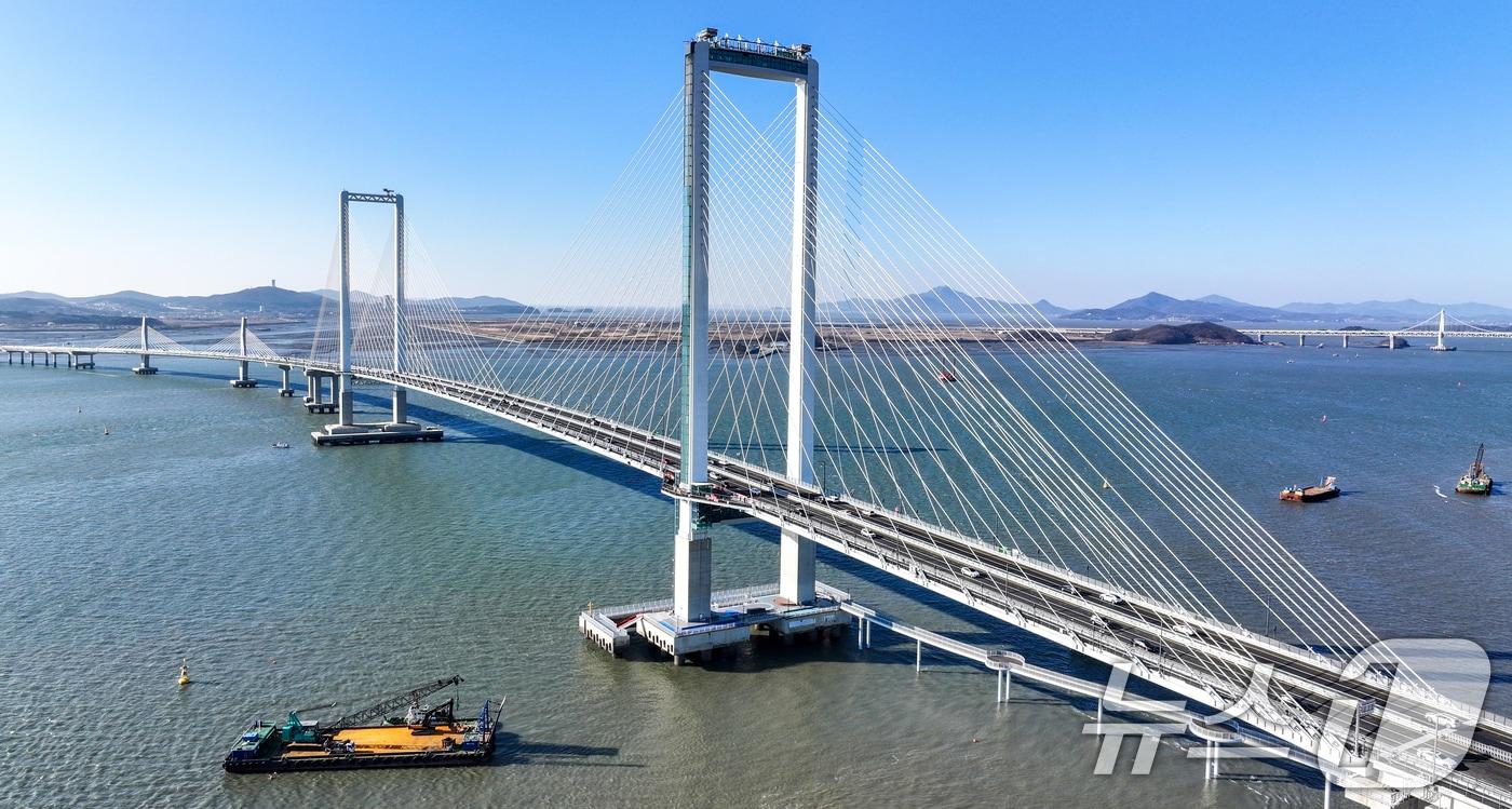 인천 영종도와 육지를 잇는 세 번째 교량인 제3연륙교가 5일 오후 2시 전면 개통했다. 왕복 6차로 교량에 스마트톨링 시스템을 갖췄으며 184m 주탑전망대는 해상 교량 중 세계에서 가장 높아 기네스북에 이름을 올렸다. 사진은 이날 인천 제3연륙교의 모습. 2026.1.5/뉴스1 ⓒ News1 이호윤 기자